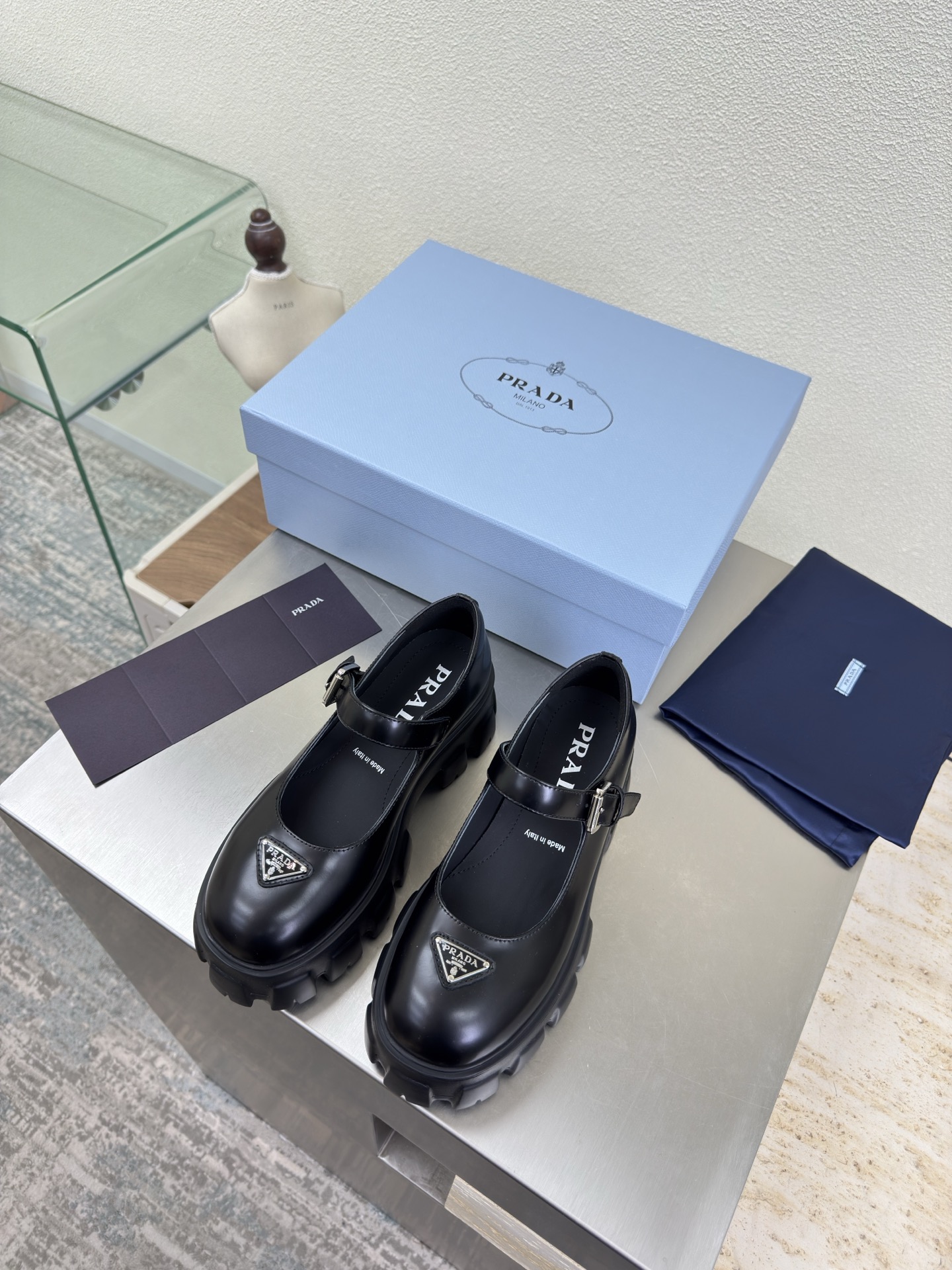 NO:616040,Prada classic Mary Jane thick-soled shoes PRADA simple design triangle logo logo design and simple lines very stylish simple and pure tones original molding comfortable street ———————————— Black calfskin logo thick-soled design craftsmanship leading the forefront lining lambskin TPU molded outsole code number 35-41 (order 40 41) with full set of packaging, single shoes, prada, prada, mary  jane,cowhide,sheepskin19860909普拉达 经典玛丽珍厚底单鞋 PRADA  简约设计 三角logo logo logo 的设计和简约的线条 很有格调 简单纯粹得色调 原版开模 舒适炸街 ———————————————————— 黑色小牛皮 logo 厚底设计 工艺 引领前沿 内里 小羊皮 TPU成型大底    码数35-41（40 41 订） 配全套包装,单鞋,prada,prada,mary jane,cowhide,sheepskin,Women's Shoes
