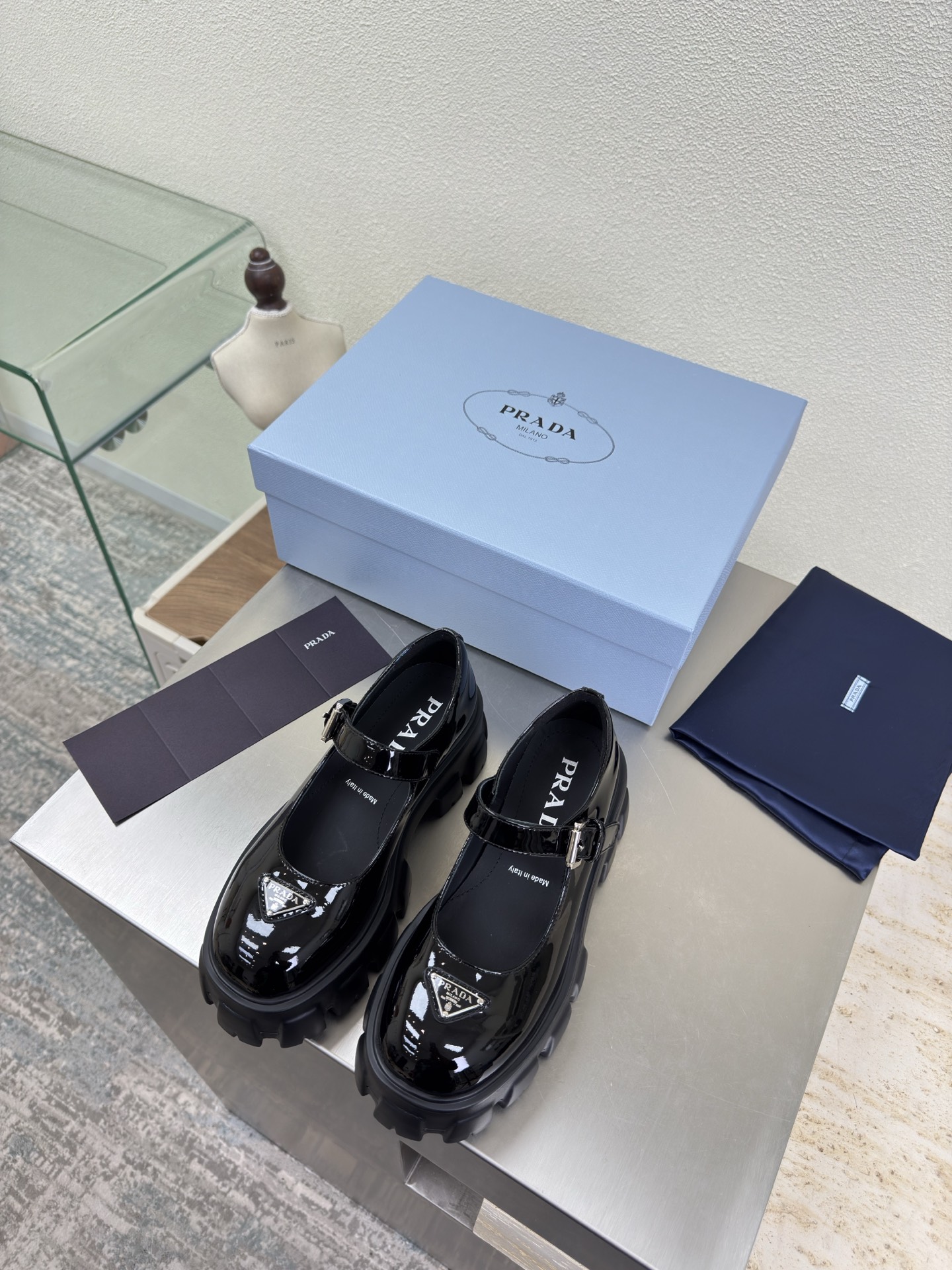 NO:616042,Prada classic Mary Jane thick-soled shoes PRADA simple design triangle logo logo design and simple lines very stylish simple and pure color original molding comfortable street —————————————— Black calf patent leather logo thick-soled design craftsmanship leading the cutting edge lambskin TPU molded outsole size 35-41 (40 41 order)  With complete package, single shoes, prada, prada, mary jane, sheepskin19860909普拉达 经典玛丽珍厚底单鞋 PRADA  简约设计 三角logo logo logo 的设计和简约的线条 很有格调 简单纯粹得色调 原版开模 舒适炸街 ———————————————————— 黑色小牛漆皮 logo 厚底设计 工艺 引领前沿 内里 小羊皮 TPU成型大底    码数35-41（40 41 订） 配全套包装,单鞋,prada,prada,mary jane,sheepskin,Women's Shoes
