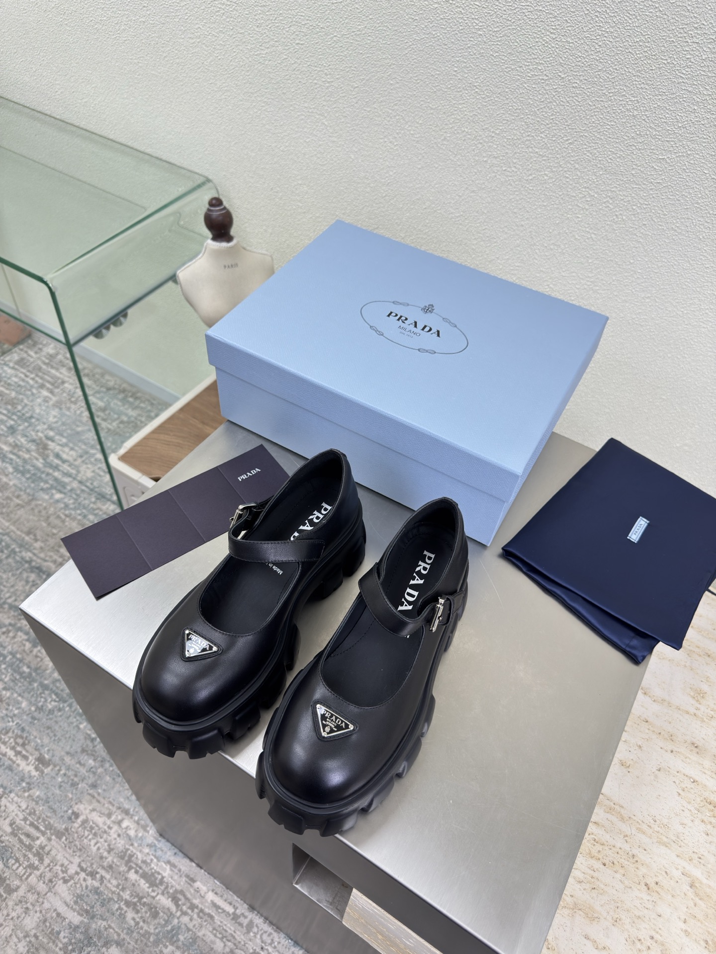 NO:616044,Prada classic Mary Jane thick-soled shoes PRADA simple design triangle logo logo logo design and simple lines very stylish simple and pure color original molding comfortable street —————————————————— Black cowhide open-edge red logo thick-soled design craftsmanship leading the forefront lining lambskin TPU molded outsole code number 35-41 (order 40 41)  With complete package, single shoes, prada, prada, mary jane, cowhide, sheepskin19860909普拉达 经典玛丽珍厚底单鞋 PRADA  简约设计 三角logo logo logo 的设计和简约的线条 很有格调 简单纯粹得色调 原版开模 舒适炸街 ———————————————————— 黑色牛皮开边朱 logo 厚底设计 工艺 引领前沿 内里 小羊皮 TPU成型大底    码数35-41（40 41 订） 配全套包装,单鞋,prada,prada,mary jane,cowhide,sheepskin,Women's Shoes