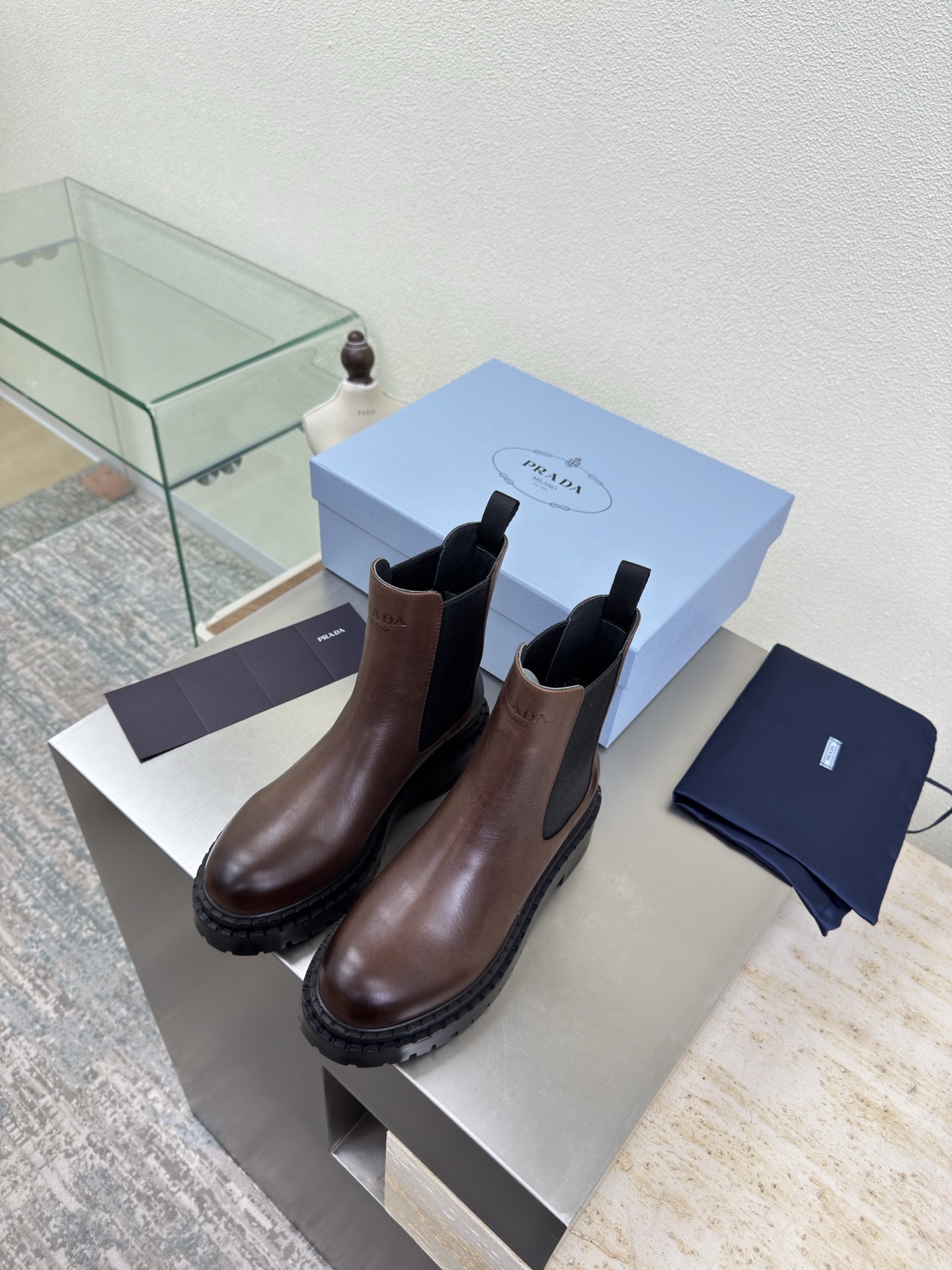 NO:616034,Prada thick-soled Chelsea elastic boots PRADA simple design triangle logo logo logo design and simple lines very stylish simple and pure color original molding comfortable street —————————————————— Dark brown calfskin logo thick-soled design craftsmanship leading the cutting edge lambskin TPU molded outsole code number 35-41 (order 40 41)  With full package, boots, prada, prada, boots, cowhide, sheepskin19860909普拉达 厚底切尔西 松紧靴 PRADA  简约设计 三角logo logo logo 的设计和简约的线条 很有格调 简单纯粹得色调 原版开模 舒适炸街 ———————————————————— 深棕色 小牛皮 logo 厚底设计 工艺 引领前沿 内里 小羊皮 TPU成型大底    码数35-41（40 41 订） 配全套包装,靴子,prada,prada,boots,cowhide,sheepskin,Women's Shoes