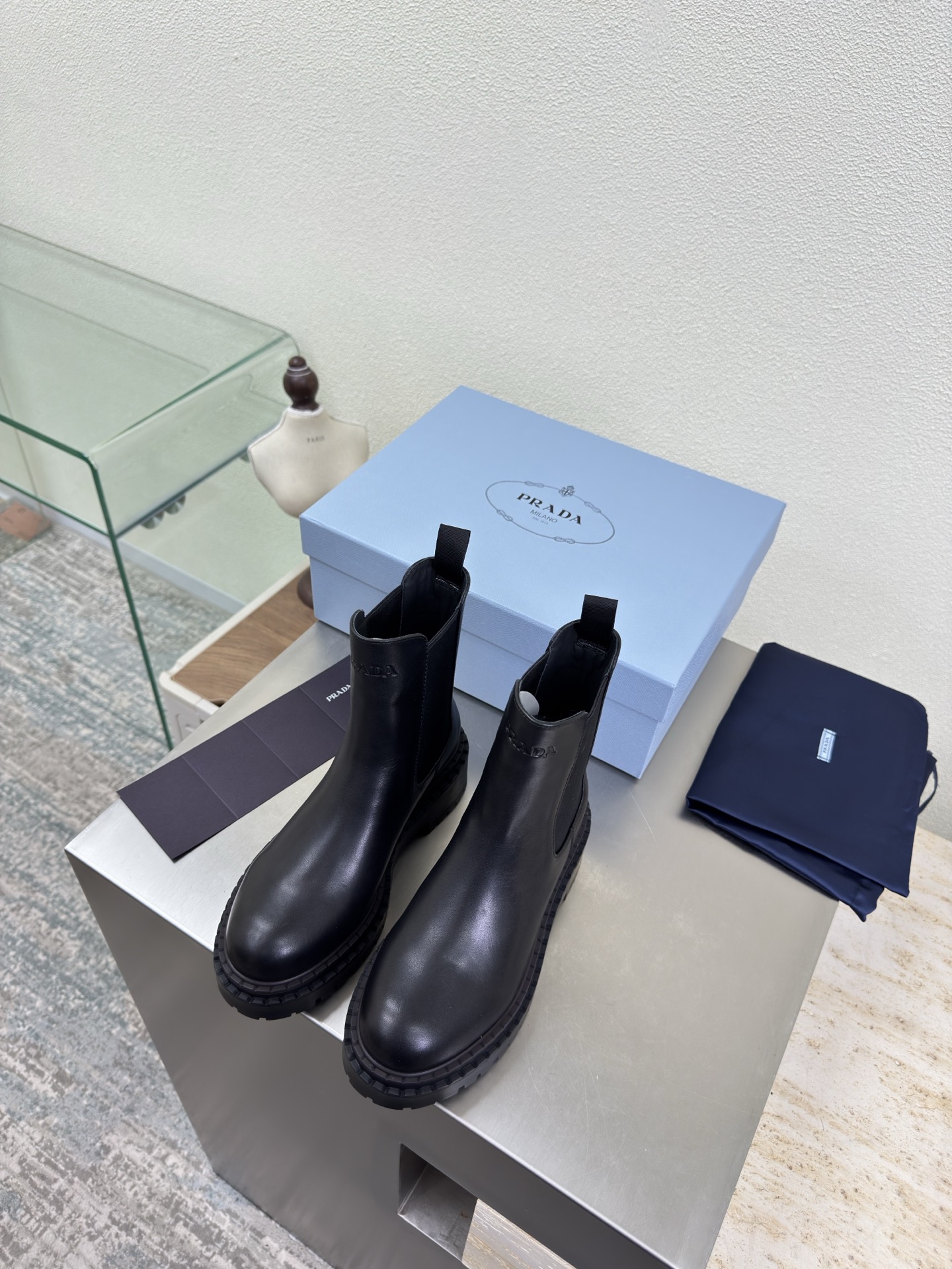 NO:616036,Prada thick-soled Chelsea elastic boots PRADA simple design triangle logo logo logo design and simple lines very stylish simple and pure color original molding comfortable street —————————————————— Black calfskin logo thick-soled design craftsmanship leading the cutting edge lambskin TPU molded outsole size 35-41 (40 41 order)  With full package, boots, prada, prada, boots, cowhide, sheepskin19860909普拉达 厚底切尔西 松紧靴 PRADA  简约设计 三角logo logo logo 的设计和简约的线条 很有格调 简单纯粹得色调 原版开模 舒适炸街 ———————————————————— 黑色 小牛皮 logo 厚底设计 工艺 引领前沿 内里 小羊皮 TPU成型大底    码数35-41（40 41 订） 配全套包装,靴子,prada,prada,boots,cowhide,sheepskin,Women's Shoes