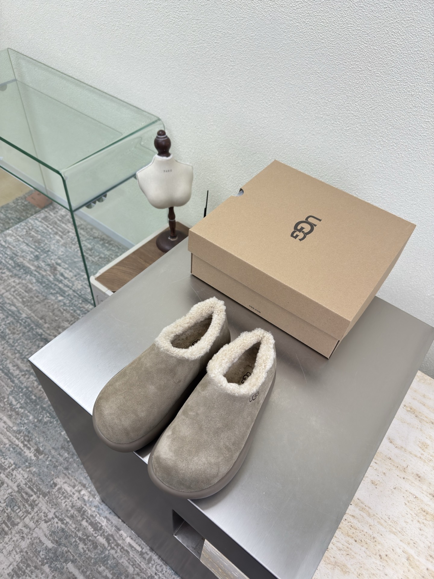 NO:616035,Little Potato UGG cow suede thick sole deep mouth single shoes gray cow suede The ghost girl's makeover Elf Coluli color matching UGG thick sole retro Mary Jane to wear and go Lightweight thick sole, comfortable and comfortable silhouette shoe body, adding fun details UP! Sisters' happy citywalk will be a blockbuster with just one shot Fabric Cow suede Lining Wool lining Thick sole design Original packaging  35 36 37 38 39 40 (40 customized), snow boots, boots, mary jane19860909小土豆 UGG 牛反绒皮 厚底 深口单鞋  灰色 牛反绒皮 鬼马女孩大变身 精灵可露丽配色搭配 UGG厚底复古玛丽珍随穿随走一脚蹬 轻盈厚底,舒适又自在廓形鞋身,增添玩趣细节 UP!姐妹的快乐 citywalk随手一拍就大片 艾特姐妹一起打卡 面料 牛反绒皮 内里 羊毛里 厚底设计 对版 原版包装 35 36 37 38 39 40（40定制）,雪地靴,boots,mary jane,Women's Shoes