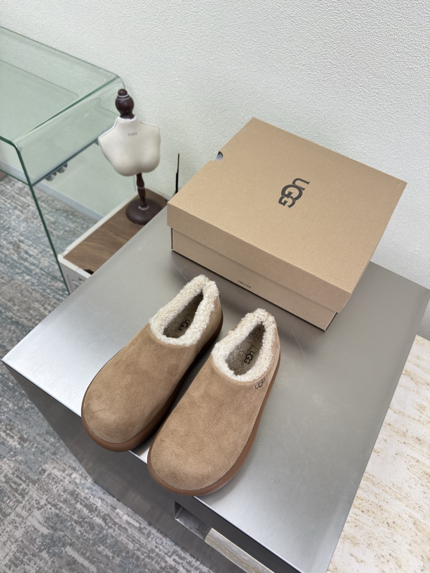 NO:616039,Little Potato UGG cow suede thick sole Deep mouth single shoes Dark apricot cow suede Ghost horse girl makeover Elf Coluli color matching UGG thick sole retro Mary Jane to wear and go Lightweight thick sole, comfortable and comfortable silhouette shoe body, adding fun details UP! Sisters' happiness citywalk makes a blockbuster with just one shot Fabric Cow suede lining Wool lining Thick sole design Original packaging  35 36 37 38 39 40 (40 customized), snow boots, boots, mary jane19860909小土豆 UGG 牛反绒皮 厚底 深口单鞋  深杏色 牛反绒皮 鬼马女孩大变身 精灵可露丽配色搭配 UGG厚底复古玛丽珍随穿随走一脚蹬 轻盈厚底,舒适又自在廓形鞋身,增添玩趣细节 UP!姐妹的快乐 citywalk随手一拍就大片 艾特姐妹一起打卡 面料 牛反绒皮 内里 羊毛里 厚底设计 对版 原版包装 35 36 37 38 39 40（40定制）,雪地靴,boots,mary jane,Women's Shoes