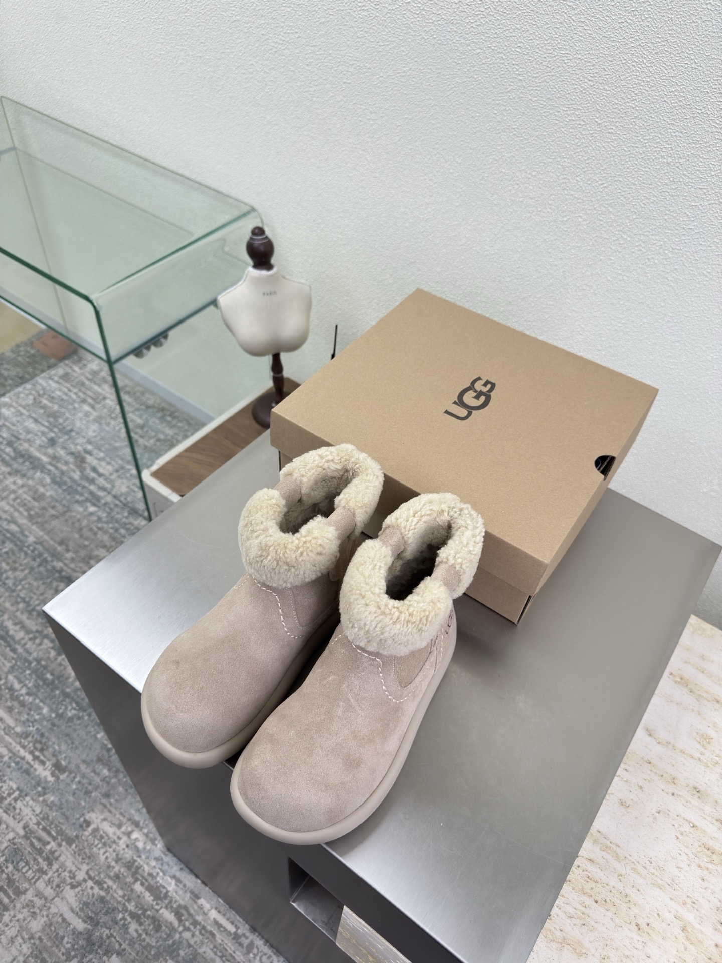 NO:616043,Little potatoes UGG cow suede thick sole Wool short boots Apricot pink cow suede The ghost horse girl's makeover Elf Coluli color matching UGG thick sole retro Mary Jane to wear and go Lightweight thick sole, comfortable and comfortable silhouette shoe body, adding fun details UP! Sisters' happiness citywalk will be a blockbuster with just one shot Fabric Cow suede lining Wool lining Thick sole design Original packaging 35  36 37 38 39 40 (40 customized), snow boots, boots, mary jane19860909小土豆 UGG 牛反绒皮 厚底 羊毛短靴  杏粉色牛反绒皮 鬼马女孩大变身 精灵可露丽配色搭配 UGG厚底复古玛丽珍随穿随走一脚蹬 轻盈厚底,舒适又自在廓形鞋身,增添玩趣细节 UP!姐妹的快乐 citywalk随手一拍就大片 艾特姐妹一起打卡 面料 牛反绒皮 内里 羊毛里 厚底设计 对版 原版包装 35 36 37 38 39 40（40定制）,雪地靴,boots,mary jane,Women's Shoes