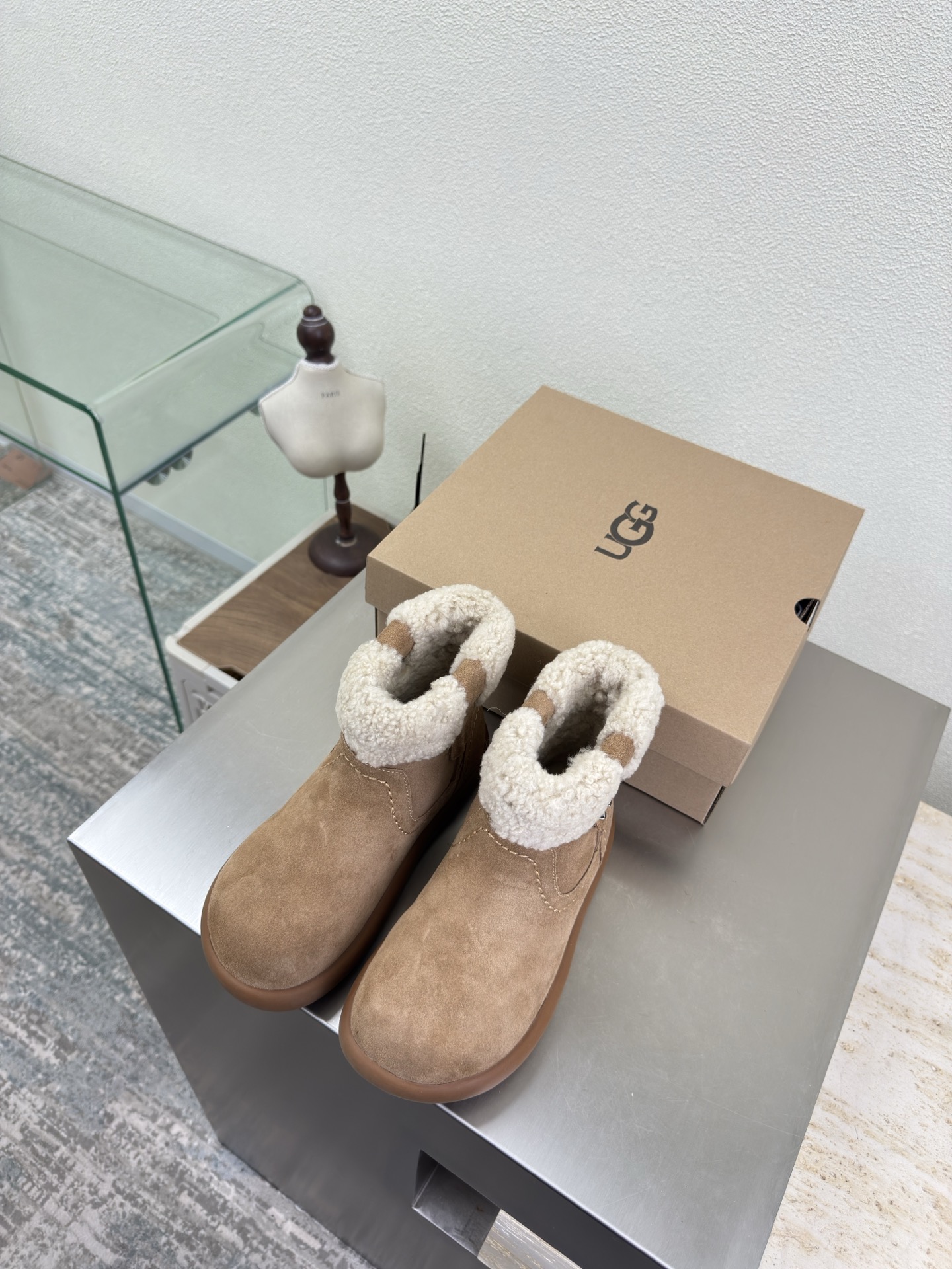 NO:616045,Little potato UGG cow suede thick sole Wool short boots Apricot cow suede The ghost horse girl's makeover Elf Coluli color matching UGG thick sole retro Mary Jane to wear and go Lightweight thick sole, comfortable and comfortable silhouette shoe body, adding fun details UP! Sisters' happiness citywalk will be a blockbuster with just one shot Fabric Cow suede lining Wool lining Thick sole design Original packaging 35  36 37 38 39 40 (40 customized), snow boots, boots, mary jane19860909小土豆 UGG 牛反绒皮 厚底 羊毛短靴  杏色牛反绒皮 鬼马女孩大变身 精灵可露丽配色搭配 UGG厚底复古玛丽珍随穿随走一脚蹬 轻盈厚底,舒适又自在廓形鞋身,增添玩趣细节 UP!姐妹的快乐 citywalk随手一拍就大片 艾特姐妹一起打卡 面料 牛反绒皮 内里 羊毛里 厚底设计 对版 原版包装 35 36 37 38 39 40（40定制）,雪地靴,boots,mary jane,Women's Shoes