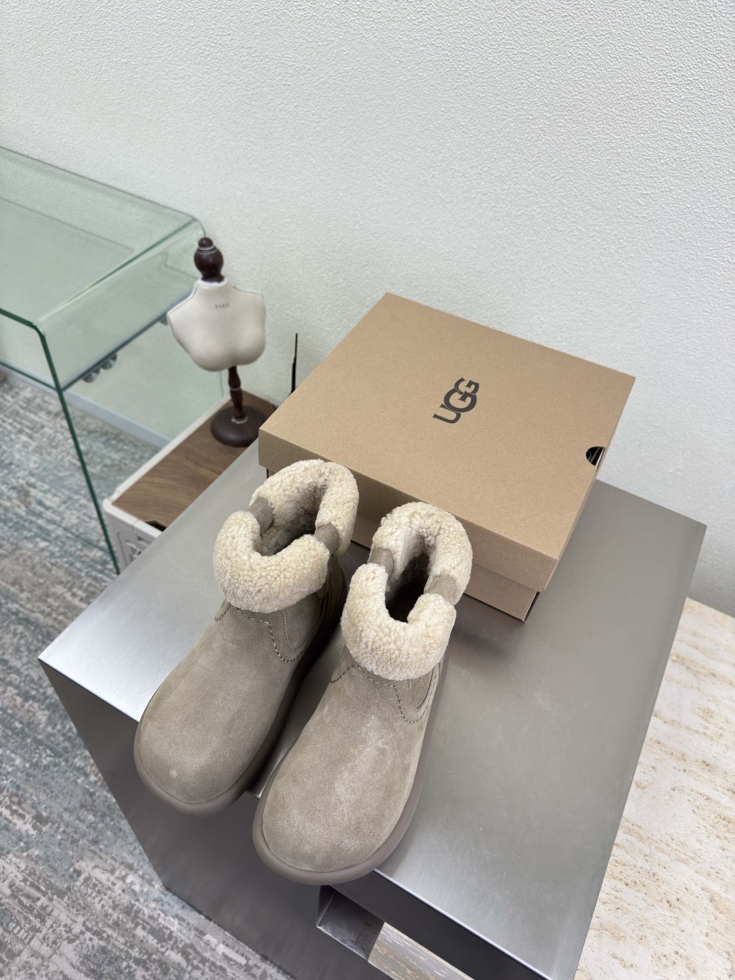 NO:616028,Little Potato UGG cow suede thick sole Wool short boots Gray cow suede Ghost horse girl makeover Elf Coluli color matching UGG thick sole retro Mary Jane to wear and go Lightweight thick sole, comfortable and comfortable silhouette shoe body, adding fun details UP! Sisters' happiness citywalk makes a blockbuster with just one shot Fabric Cow suede lining Wool lining Thick sole design Original packaging 35  36 37 38 39 40 (40 customized), snow boots, boots, mary jane19860909小土豆 UGG 牛反绒皮 厚底 羊毛短靴  灰色牛反绒皮 鬼马女孩大变身 精灵可露丽配色搭配 UGG厚底复古玛丽珍随穿随走一脚蹬 轻盈厚底,舒适又自在廓形鞋身,增添玩趣细节 UP!姐妹的快乐 citywalk随手一拍就大片 艾特姐妹一起打卡 面料 牛反绒皮 内里 羊毛里 厚底设计 对版 原版包装 35 36 37 38 39 40（40定制）,雪地靴,boots,mary jane,Women's Shoes