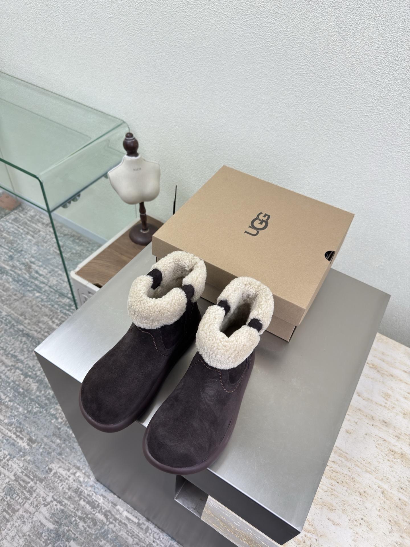 NO:616030,Little potato UGG cow suede thick sole Wool short boots Brown cow suede The ghost horse girl's makeover Elf Coluli color matching UGG thick sole retro Mary Jane can be worn and walked Lightweight thick sole, comfortable and comfortable silhouette shoe body, adding fun details UP! Sisters' happiness citywalk will be a blockbuster with just one shot Fabric Cow suede lining Wool lining Thick sole design Original packaging 35  36 37 38 39 40 (40 customized), snow boots, boots, mary jane19860909小土豆 UGG 牛反绒皮 厚底 羊毛短靴  咖啡色牛反绒皮 鬼马女孩大变身 精灵可露丽配色搭配 UGG厚底复古玛丽珍随穿随走一脚蹬 轻盈厚底,舒适又自在廓形鞋身,增添玩趣细节 UP!姐妹的快乐 citywalk随手一拍就大片 艾特姐妹一起打卡 面料 牛反绒皮 内里 羊毛里 厚底设计 对版 原版包装 35 36 37 38 39 40（40定制）,雪地靴,boots,mary jane,Women's Shoes