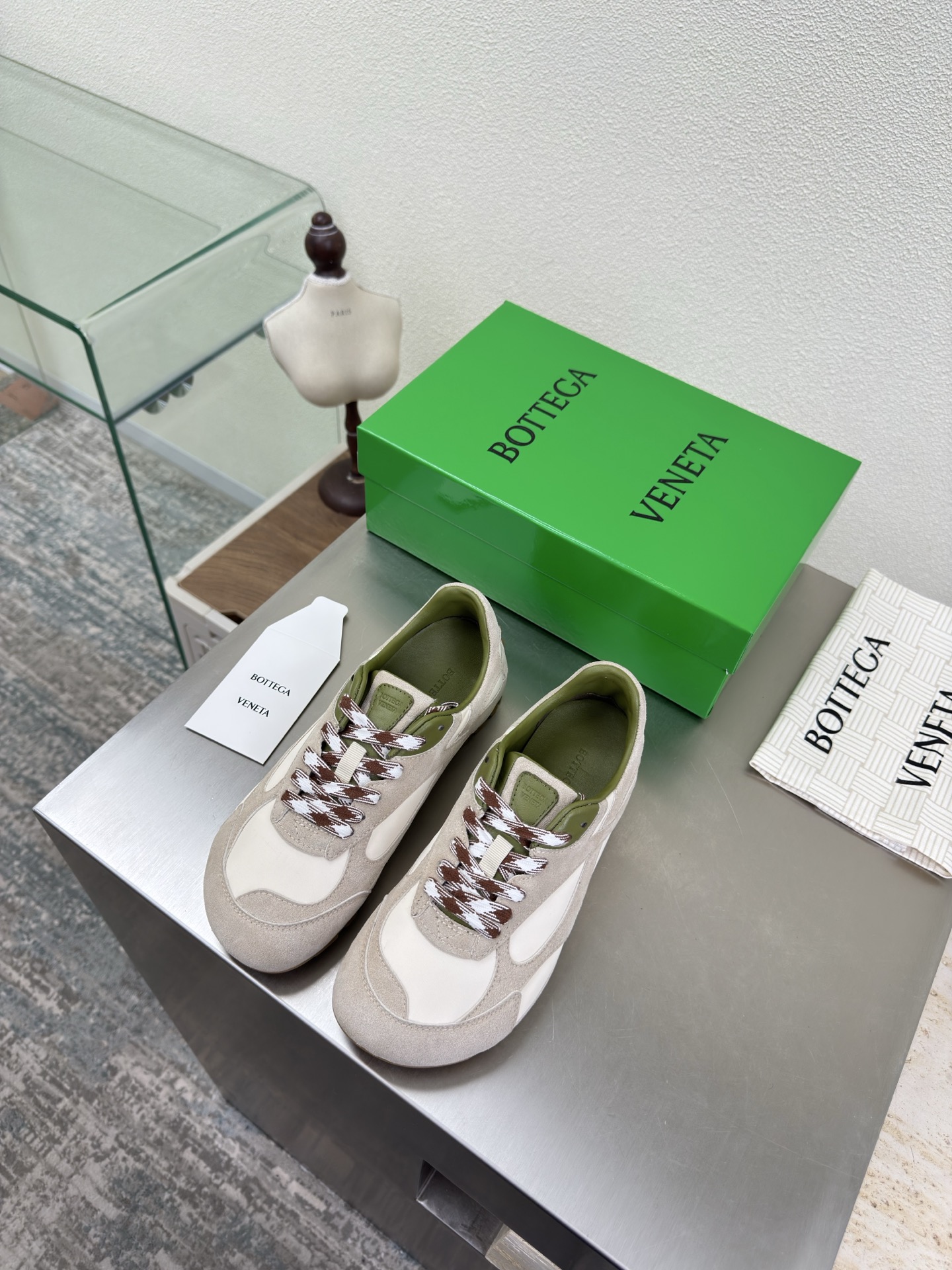 NO:616023,BV Orbit Flash sneakers, dad shoes for couples, apricot pink, original shoes purchased, matching color Runner sneakers, made of lightweight technical mesh fabric, high mercerized cow suede, lambskin lining, with geometric pattern design, TPU rubber outsole, women's model, men's top 10 series, high version, pay attention to the package technology, match the version, still show the slim legs, very nice, durable to play and make, standard version, package shoe technology, look for the high version  The outsole adopts color matching TPU suction molding process. Outsole. Women's model 35 36 37 38 39 40 41 (customized in 40 41) Men's model 39 40 41 42 43 44 45. (Customized in size 45) (Customer logo can be accepted without refund and exchange price). Equipped with original packaging, casual shoes/sports shoes, bottega veneta, sneakers, sheepskin19860909BV Orbit Flash 运动鞋 情侣款老爹鞋 杏粉色 原版鞋购入 对色 Runner运动鞋, 采用轻质科技网布面料高丝光牛反绒皮 小羊皮内里 搭配几何图案设计TPU 橡胶外底 女款 男款10王炸系列 高版本 认准套包工艺 对版  还是一样显腿细 非常nice 耐玩耐造 对标对版 套包鞋工艺 认准高版本  大底选用拼色TPU吸模工艺 大底 女款 35 36 37 38 39 40 41（40 41定制） 男款 39 40 41 42 43 44 45.(45码定制) (可承接客人logo不退换价优) 配置原版包装,休闲鞋/运动鞋,bottega veneta,sneakers,sheepskin,Women's Shoes