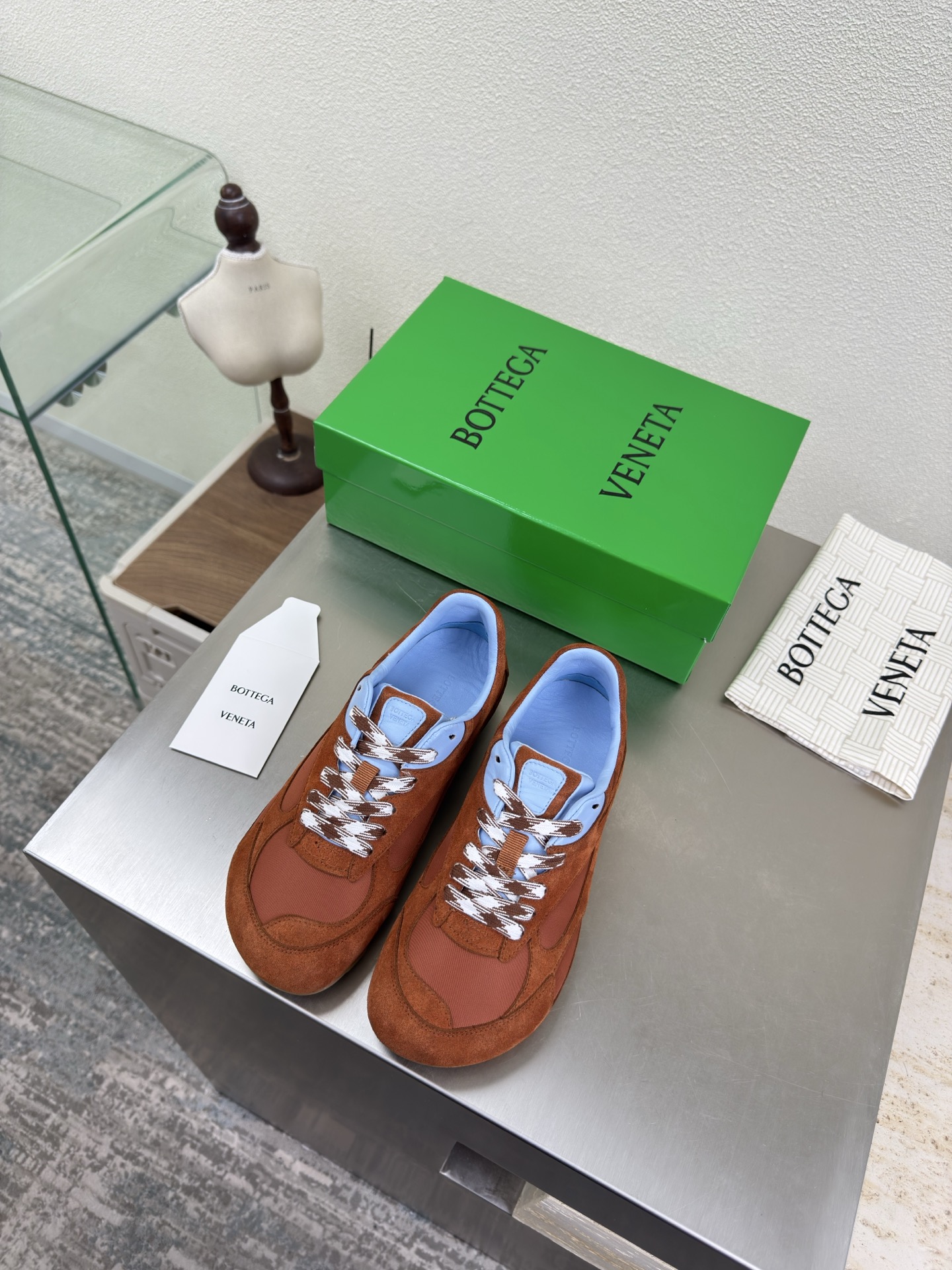 NO:616026,BV Orbit Flash sneakers, couples style dad shoes, brown original shoes purchased, matching color Runner sneakers, made of lightweight technical mesh fabric, high mercerized cow suede, lambskin lining, with geometric pattern design, TPU rubber outsole, women's model, men's 10 best series, high version, look for the package technology, match the version, still show the slim legs, very nice, durable to play and make, standard version, package shoe technology, look for the high version  The outsole adopts color matching TPU suction molding process. Outsole. Women's model 35 36 37 38 39 40 41 (customized in 40 41) Men's model 39 40 41 42 43 44 45. (Customized in size 45) (Customer logo can be accepted without refund and exchange price). Equipped with original packaging, casual shoes/sports shoes, bottega veneta, sneakers, sheepskin19860909BV Orbit Flash 运动鞋 情侣款老爹鞋 棕色原版鞋购入 对色 Runner运动鞋, 采用轻质科技网布面料高丝光牛反绒皮 小羊皮内里 搭配几何图案设计TPU 橡胶外底 女款 男款10王炸系列 高版本 认准套包工艺 对版  还是一样显腿细 非常nice 耐玩耐造 对标对版 套包鞋工艺 认准高版本  大底选用拼色TPU吸模工艺 大底 女款 35 36 37 38 39 40 41（40 41定制） 男款 39 40 41 42 43 44 45.(45码定制) (可承接客人logo不退换价优) 配置原版包装,休闲鞋/运动鞋,bottega veneta,sneakers,sheepskin,Women's Shoes