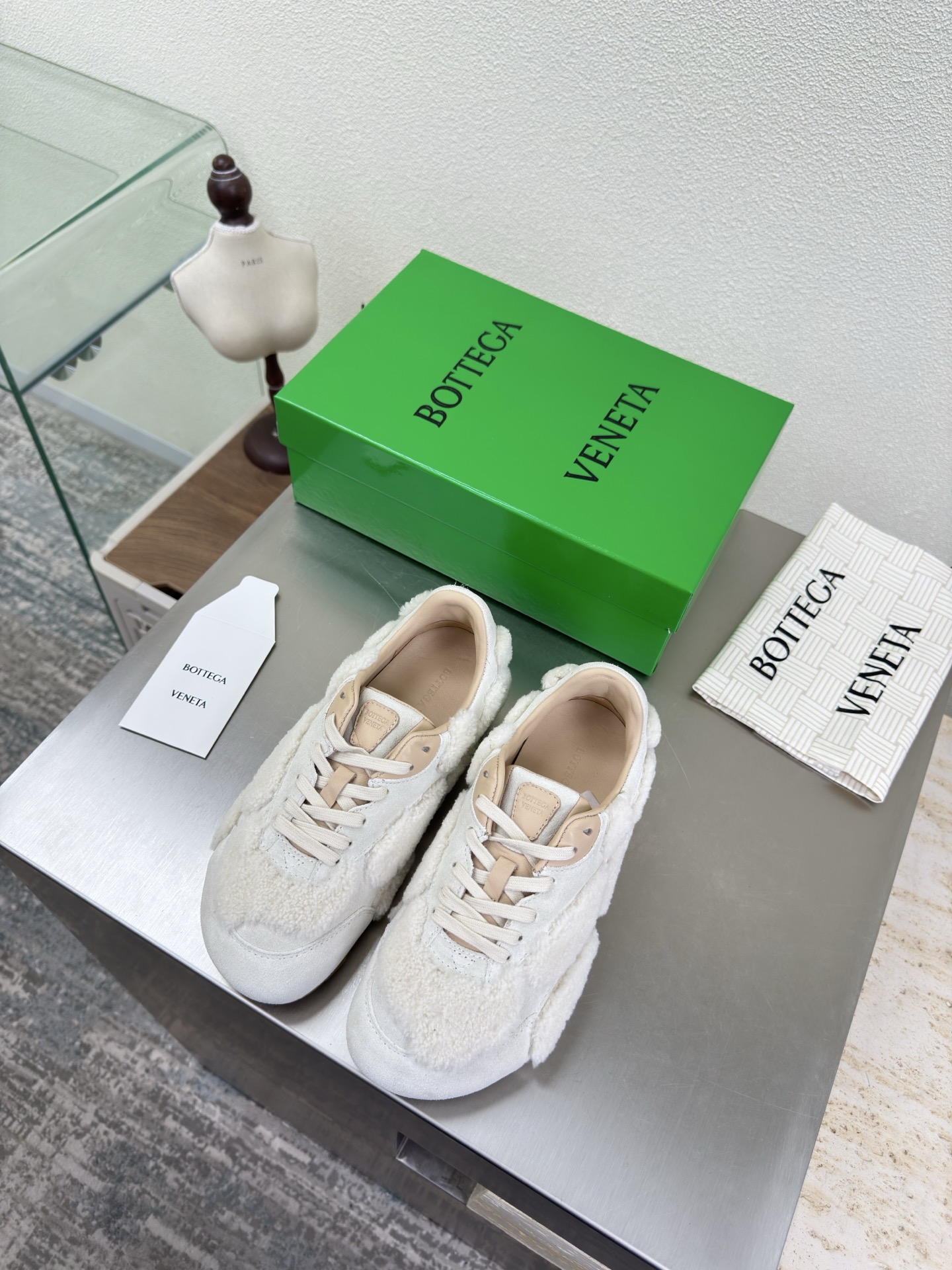 NO:616029,BV Orbit Flash sneakers, dad shoes for couples, salt white cow suede, wool, original shoes purchased, matching color, Runner sneakers, made of lightweight technical mesh fabric, high mercerized cow suede, lambskin lining, with geometric pattern design, TPU rubber outsole, women's model, men's model 10, king fried series, high version, look for the package technology, match the version, still show the slim legs, very nice, durable and durable, standard version, package shoe technology  Look for the high version. The outsole uses color-blocking TPU suction molding technology. Outsole. Women's model 35 36 37 38 39 40 41 (40 41 customized) Men's model 39 40 41 42 43 44 45. (Customized size 45) (Customer logo can be accepted without refund and exchange price is excellent). Equipped with original packaging, casual shoes/sports shoes, bottega  veneta,sneakers,sheepskin19860909BV Orbit Flash 运动鞋 情侣款老爹鞋 盐白色牛反绒皮 羊毛 原版鞋购入 对色 Runner运动鞋, 采用轻质科技网布面料高丝光牛反绒皮 小羊皮内里 搭配几何图案设计TPU 橡胶外底 女款 男款10 王炸系列 高版本 认准套包工艺 对版  还是一样显腿细 非常nice 耐玩耐造 对标对版 套包鞋工艺 认准高版本  大底选用拼色TPU吸模工艺 大底 女款 35 36 37 38 39 40 41（40 41定制） 男款 39 40 41 42 43 44 45.(45码定制) (可承接客人logo不退换价优) 配置原版包装,休闲鞋/运动鞋,bottega veneta,sneakers,sheepskin,Women's Shoes