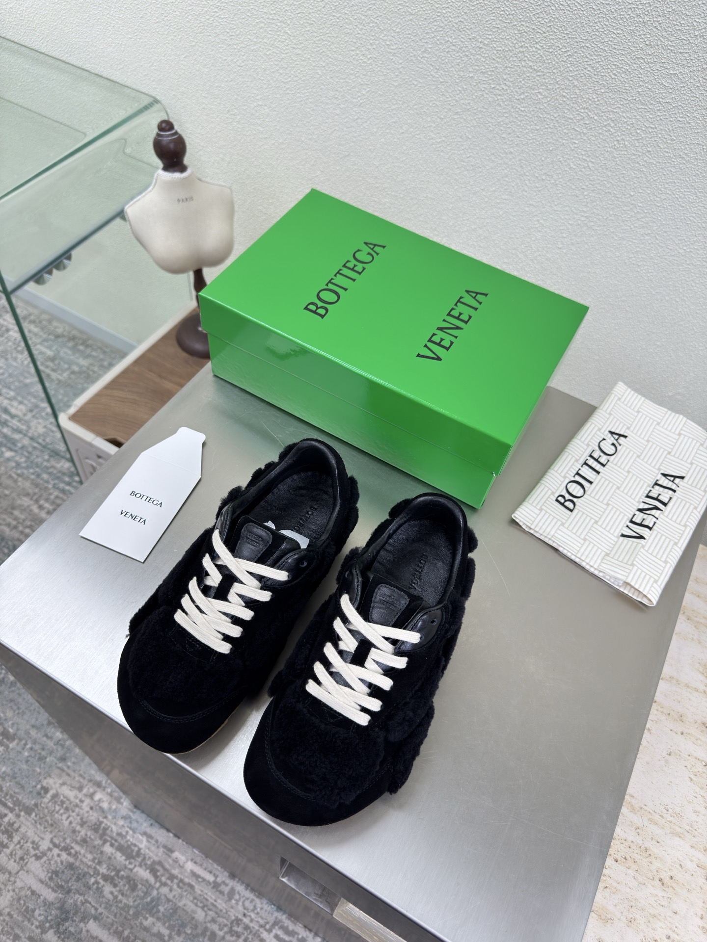 NO:616031,BV Orbit Flash sneakers, dad shoes for couples, black cow suede, wool, original shoes purchased, matching colors, Runner sneakers, made of lightweight technical mesh fabric, high mercerized cow suede, lambskin lining, with geometric pattern design, TPU rubber outsole, women's model, men's model 10, king fried series, high version, look for the package technology, match the version, still show the slim legs, very nice, durable and durable, standard and version, package shoe technology  Look for the high version. The outsole uses color-blocking TPU suction molding technology. Outsole. Women's model 35 36 37 38 39 40 41 (40 41 customized) Men's model 39 40 41 42 43 44 45. (Customized size 45) (Customer logo can be accepted without refund and exchange price is excellent). Equipped with original packaging, casual shoes/sports shoes, bottega  veneta,sneakers,sheepskin19860909BV Orbit Flash 运动鞋 情侣款老爹鞋 黑色牛反绒皮 羊毛 原版鞋购入 对色 Runner运动鞋, 采用轻质科技网布面料高丝光牛反绒皮 小羊皮内里 搭配几何图案设计TPU 橡胶外底 女款 男款10 王炸系列 高版本 认准套包工艺 对版  还是一样显腿细 非常nice 耐玩耐造 对标对版 套包鞋工艺 认准高版本  大底选用拼色TPU吸模工艺 大底 女款 35 36 37 38 39 40 41（40 41定制） 男款 39 40 41 42 43 44 45.(45码定制) (可承接客人logo不退换价优) 配置原版包装,休闲鞋/运动鞋,bottega veneta,sneakers,sheepskin,Women's Shoes