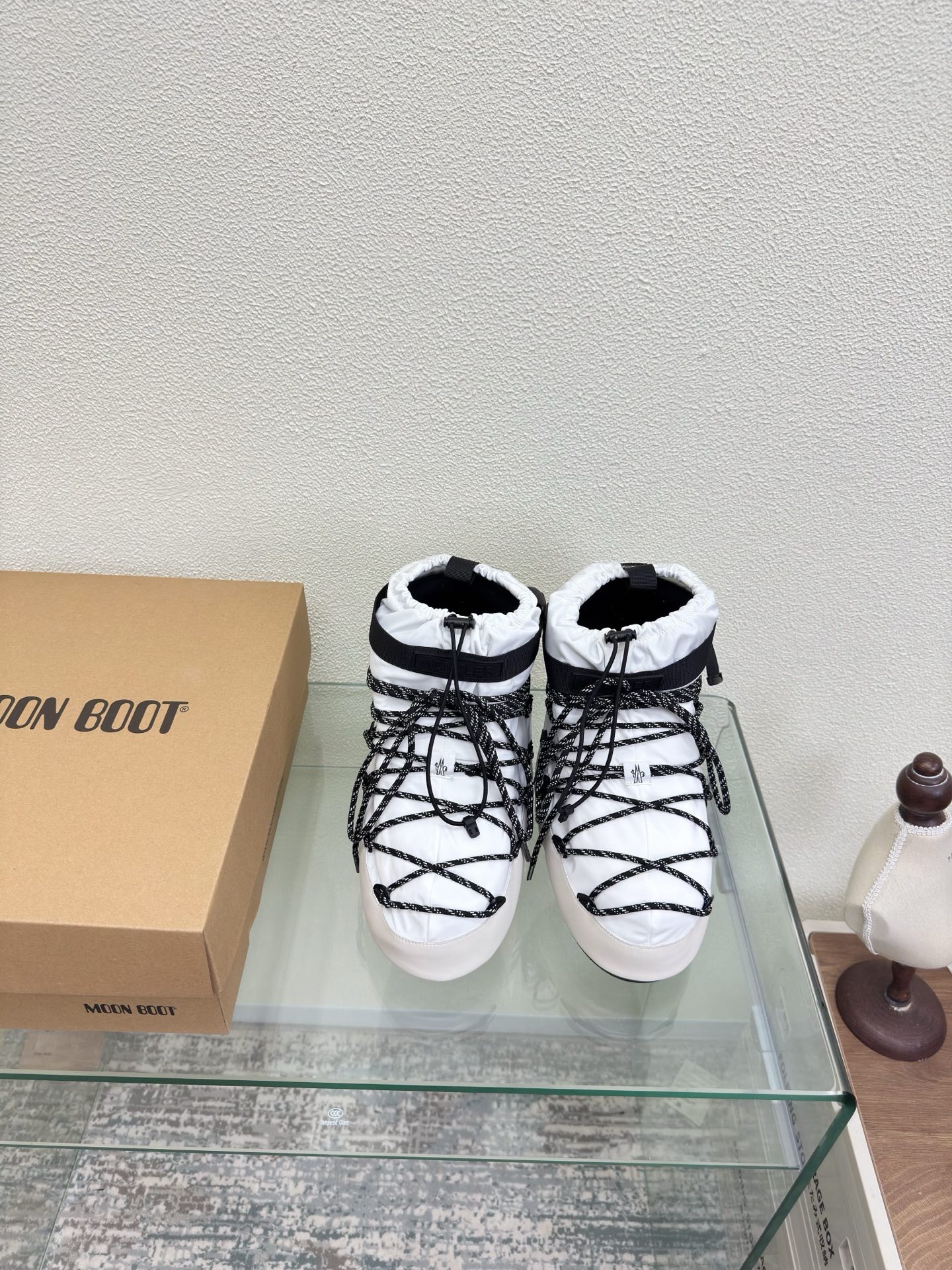 NO:647985,MOON BOOT & Meng Mouth joint model Moon boots Teddy fur boots Wang Hedi and Yu Shuxin are also wearing items. Who starts looking forward to skiing in autumn? Unlock the must-have items for skiing that Wang Hedi, Yu Shuxin and other stars are wearing MOON BOOT moon boots  It is a fashion item that combines high-looking, non-slip, waterproof and warm properties for outdoor and snow adventures. The wide boot shaft and tights can better modify the leg shape for daily wear and also unlock the sense of fashion chic~ Size 35 36 37 38 39 40 41 (40 41 customized) Configured with original packaging, snow boots, Moncler, boots19860909MOON BOOT & 蒙口 联名款 月亮靴 泰迪毛卷 长靴 王鹤棣虞书欣也在穿的单品 是谁在秋天就开始期待滑雪了? 解锁王鹤棣虞书欣等 一众明星都在穿的滑雪必入单品 MOON BOOT 月亮靴 集高颜值、防滑、防水、保暖属性于一身是为户外、雪地探险而生的时尚单品宽大的靴筒搭配紧身裤更能修饰腿型日常穿搭也能解锁时尚chic感~ 码数 35 36 37 38 39 40 41（40 41定制） 配置原版包装,雪地靴,Moncler,boots,Women's Shoes