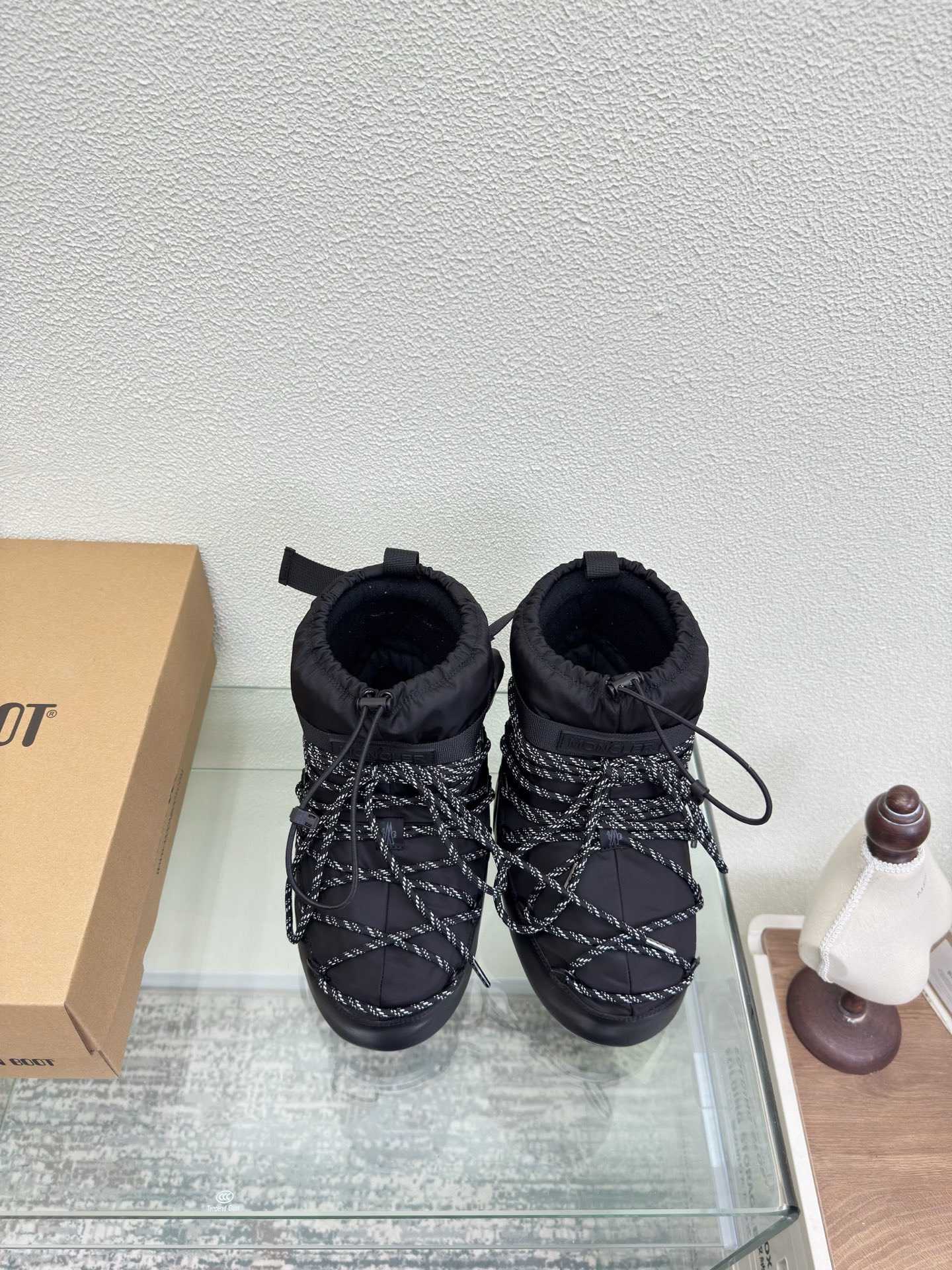 NO:647990,MOON BOOT & Meng Mouth joint model moon boots black. Wang Hedi and Yu Shuxin are also wearing items. Who starts looking forward to skiing in autumn? Unlock the must-have items for skiing that Wang Hedi, Yu Shuxin and other celebrities are wearing. MOON BOOT moon boots  It is a fashion item that combines high-looking, non-slip, waterproof and warm properties for outdoor and snow adventures. The wide boot shaft and tights can better modify the leg shape for daily wear and also unlock the sense of fashion chic~ Size 35 36 37 38 39 40 41 (40 41 customized) Configured with original packaging, snow boots, Moncler, boots19860909MOON BOOT & 蒙口 联名款 月亮靴 黑色 王鹤棣虞书欣也在穿的单品 是谁在秋天就开始期待滑雪了? 解锁王鹤棣虞书欣等 一众明星都在穿的滑雪必入单品 MOON BOOT 月亮靴 集高颜值、防滑、防水、保暖属性于一身是为户外、雪地探险而生的时尚单品宽大的靴筒搭配紧身裤更能修饰腿型日常穿搭也能解锁时尚chic感~ 码数 35 36 37 38 39 40 41（40 41定制） 配置原版包装,雪地靴,Moncler,boots,Women's Shoes