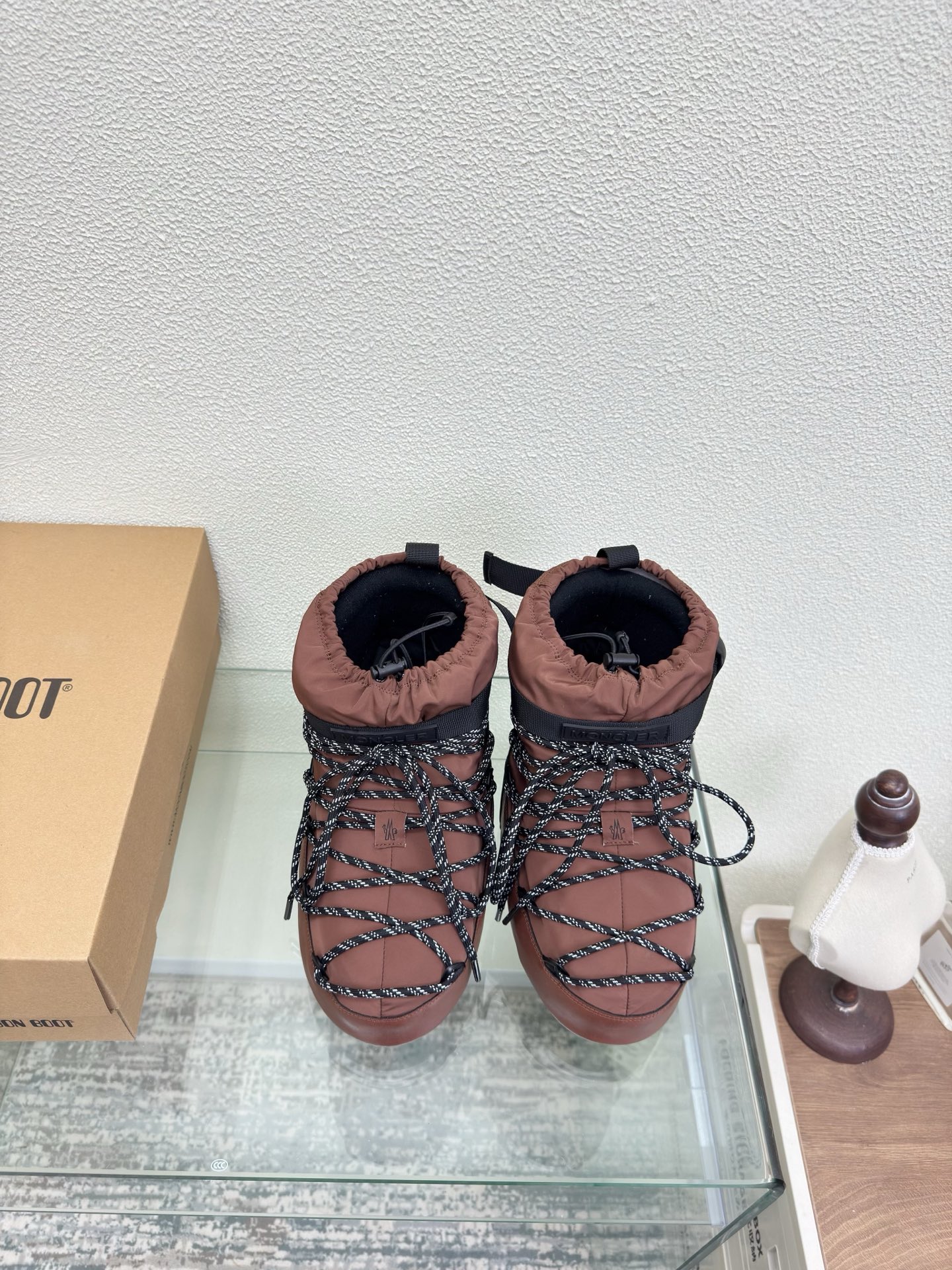 NO:647995,MOON BOOT & Meng Mouth joint model moon boots brown. Items that Wang Hedi and Yu Shuxin are also wearing. Who starts looking forward to skiing in autumn? Unlock the must-have items for skiing that Wang Hedi, Yu Shuxin and other celebrities are wearing. MOON BOOT moon boots  It is a fashion item that combines high-looking, non-slip, waterproof and warm properties for outdoor and snow adventures. The wide boot shaft and tights can better modify the leg shape for daily wear and also unlock the sense of fashion chic~ Size 35 36 37 38 39 40 41 (40 41 customized) Configured with original packaging, snow boots, Moncler, boots19860909MOON BOOT & 蒙口 联名款 月亮靴 棕色 王鹤棣虞书欣也在穿的单品 是谁在秋天就开始期待滑雪了? 解锁王鹤棣虞书欣等 一众明星都在穿的滑雪必入单品 MOON BOOT 月亮靴 集高颜值、防滑、防水、保暖属性于一身是为户外、雪地探险而生的时尚单品宽大的靴筒搭配紧身裤更能修饰腿型日常穿搭也能解锁时尚chic感~ 码数 35 36 37 38 39 40 41（40 41定制） 配置原版包装,雪地靴,Moncler,boots,Women's Shoes