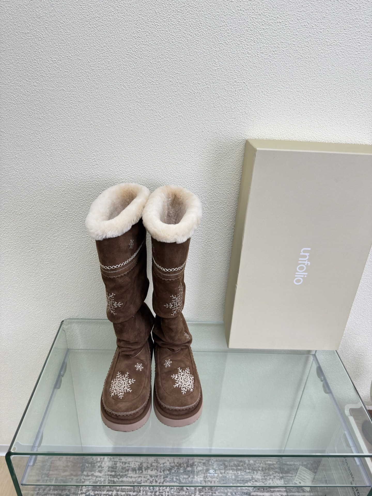 NO:617033,High-top snow boots, the main recommendation, easy to match, unfolio boutique, high mercerized cow suede, tassel design, tens of thousands of stitches embroidered snowflake pattern, lining wool, niche designer 25 conference new style, dark brown, fabric selection, high mercerized cow suede, lining comfortable wool lining, original recyclable material, waisted streamlined rubber outsole, size 35 36 37 38 39 40 41 (40 41 customized)  Original packaging, snow boots, boots19860909高筒 雪地靴 主推款 易搭配 unfolio精品  高丝光牛反绒皮面 流苏设计 几万针刺绣雪花图案 内里羊毛 小众设计师25发布会新款  深棕色 面料选用 高丝光牛反绒皮  内里舒适羊毛里 原版可回收材质收腰流线型橡胶大底 码数 35 36 37 38 39 40 41（40 41定制） 原版包装,雪地靴,boots,Women's Shoes