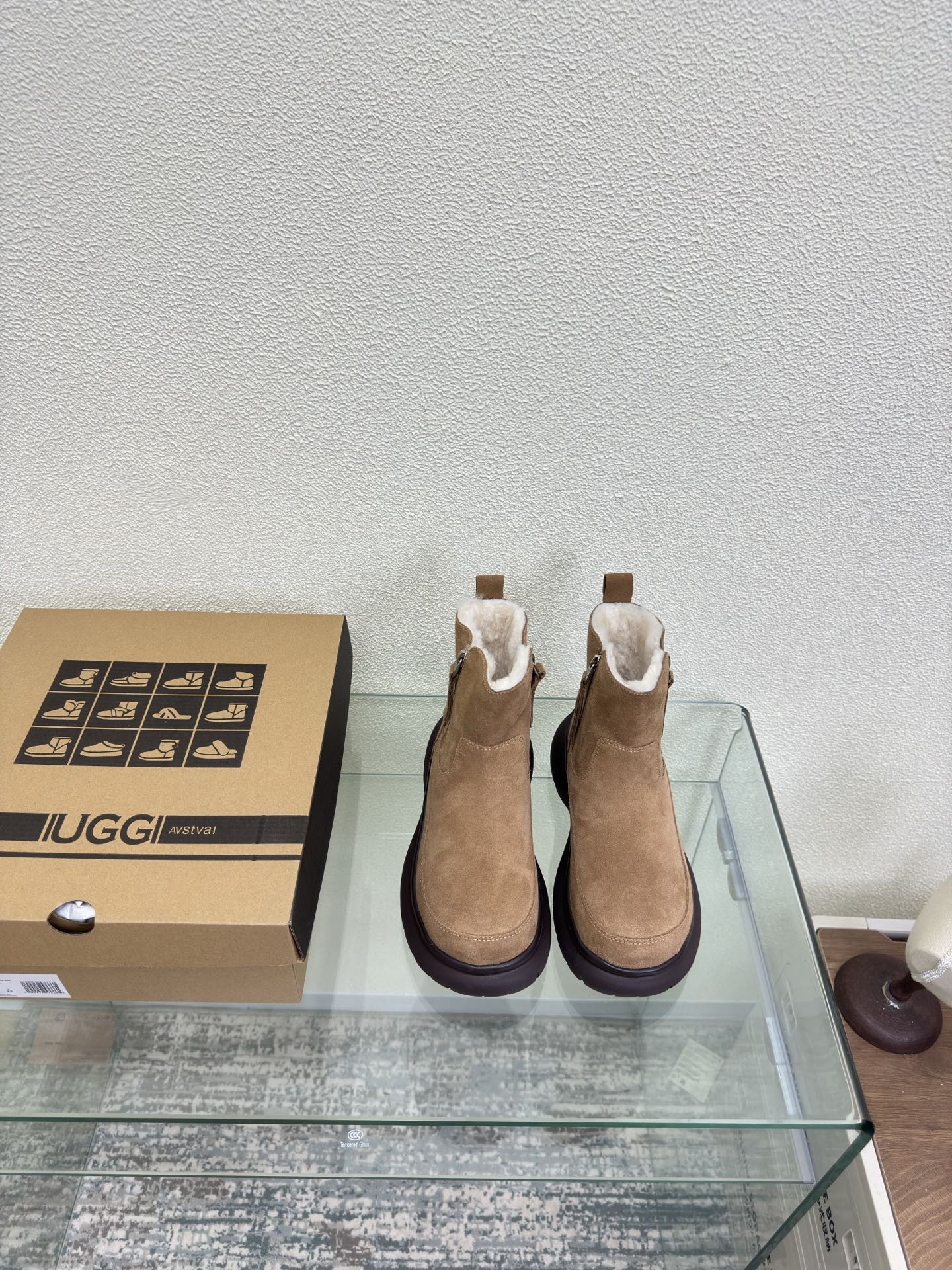 NO:617016,Double zipper UGG cow suede thick sole Wool short boots Brown cow suede Ghost horse girl makeover Elf Coluli color matching UGG thick sole retro Mary Jane to wear and go Lightweight thick sole, comfortable and comfortable silhouette shoe body, adding fun details UP! Sisters' happy citywalk makes a blockbuster with just one shot Fabric Cow suede Lining Wool lining Thick sole design Original packaging  35 36 37 38 39 40 (40 customized), snow boots, boots, mary jane19860909双拉链 UGG 牛反绒皮 厚底 羊毛短靴  棕色 牛反绒皮 鬼马女孩大变身 精灵可露丽配色搭配 UGG厚底复古玛丽珍随穿随走一脚蹬 轻盈厚底,舒适又自在廓形鞋身,增添玩趣细节 UP!姐妹的快乐 citywalk随手一拍就大片 艾特姐妹一起打卡 面料 牛反绒皮 内里 羊毛里 厚底设计 对版 原版包装 35 36 37 38 39 40（40定制）,雪地靴,boots,mary jane,Women's Shoes