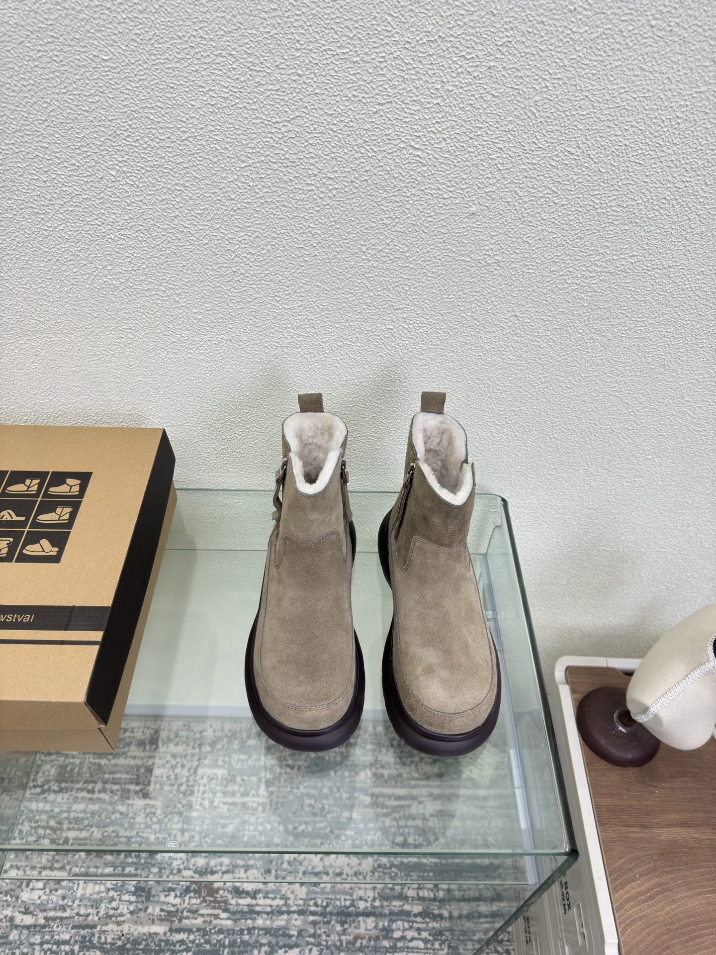 NO:617017,Double zipper UGG cow suede thick sole Wool short boots camel cow suede Ghost horse girl makeover Elf Coluli color matching UGG thick sole retro Mary Jane to wear and go Lightweight thick sole, comfortable and comfortable silhouette shoe body, adding fun details UP! Sisters' happiness citywalk will make a blockbuster with just one shot Fabric Cow suede lining Wool lining Thick sole design Original packaging  35 36 37 38 39 40 (40 customized), snow boots, boots, mary jane19860909双拉链 UGG 牛反绒皮 厚底 羊毛短靴  驼色 牛反绒皮 鬼马女孩大变身 精灵可露丽配色搭配 UGG厚底复古玛丽珍随穿随走一脚蹬 轻盈厚底,舒适又自在廓形鞋身,增添玩趣细节 UP!姐妹的快乐 citywalk随手一拍就大片 艾特姐妹一起打卡 面料 牛反绒皮 内里 羊毛里 厚底设计 对版 原版包装 35 36 37 38 39 40（40定制）,雪地靴,boots,mary jane,Women's Shoes