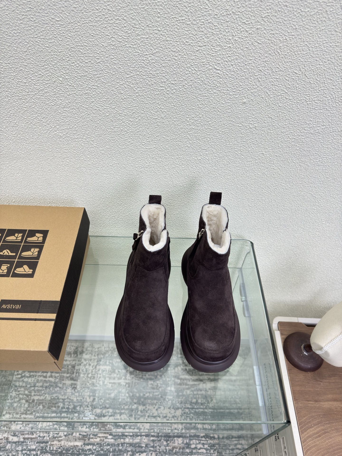 NO:617018,Double zipper UGG cow suede thick sole Wool short boots Brown cow suede Ghost horse girl makeover Elf Coluli color matching UGG thick sole retro Mary Jane to wear and go Lightweight thick sole, comfortable and comfortable silhouette shoe body, adding fun details UP! Sisters' happiness citywalk makes a blockbuster with just one shot Fabric Cow suede Lining Wool lining Thick sole design Original packaging  35 36 37 38 39 40 (40 customized), snow boots, boots, mary jane19860909双拉链 UGG 牛反绒皮 厚底 羊毛短靴 咖啡色 牛反绒皮 鬼马女孩大变身 精灵可露丽配色搭配 UGG厚底复古玛丽珍随穿随走一脚蹬 轻盈厚底,舒适又自在廓形鞋身,增添玩趣细节 UP!姐妹的快乐 citywalk随手一拍就大片 艾特姐妹一起打卡 面料 牛反绒皮 内里 羊毛里 厚底设计 对版 原版包装 35 36 37 38 39 40（40定制）,雪地靴,boots,mary jane,Women's Shoes