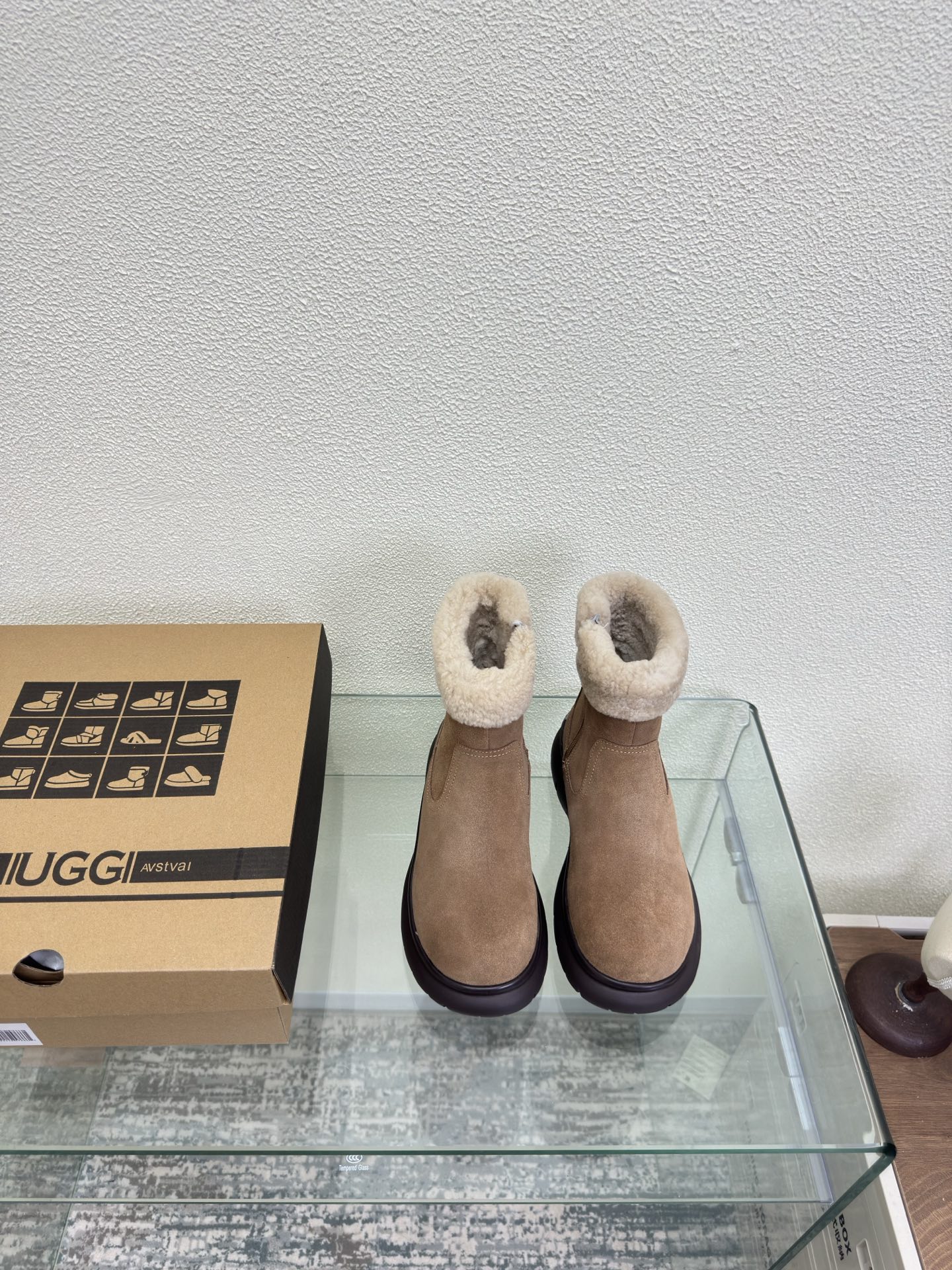 NO:617021,Curly UGG cow suede leather thick sole wool short boots light brown cow suede leather Ghost horse girl makeover Elf Coluli color matching UGG thick sole retro Mary Jane to wear and go Lightweight thick sole, comfortable and comfortable silhouette shoe body, adding fun details UP! Sisters' happiness citywalk makes a blockbuster with just one shot Fabric cow suede lining Wool lining Thick sole design Original packaging  35 36 37 38 39 40 (40 customized), snow boots, boots, mary jane19860909卷毛卷 UGG 牛反绒皮 厚底 羊毛短靴  浅棕色 牛反绒皮 鬼马女孩大变身 精灵可露丽配色搭配 UGG厚底复古玛丽珍随穿随走一脚蹬 轻盈厚底,舒适又自在廓形鞋身,增添玩趣细节 UP!姐妹的快乐 citywalk随手一拍就大片 艾特姐妹一起打卡 面料 牛反绒皮 内里 羊毛里 厚底设计 对版 原版包装 35 36 37 38 39 40（40定制）,雪地靴,boots,mary jane,Women's Shoes