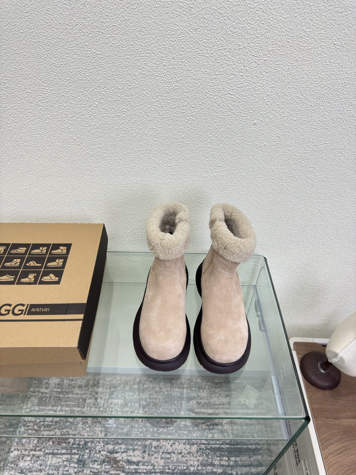 NO:617024,Curly UGG cow suede thick sole Wool short boots camel cow suede Ghost horse girl makeover Elf Coluli color matching UGG thick sole retro Mary Jane to wear and go Lightweight thick sole, comfortable and comfortable silhouette shoe body, adding fun details UP! Sisters' happiness citywalk makes a blockbuster with just one shot Fabric Cow suede lining Wool lining Thick sole design Original packaging  35 36 37 38 39 40 (40 customized), snow boots, boots, mary jane19860909卷毛卷 UGG 牛反绒皮 厚底 羊毛短靴 驼色 牛反绒皮 鬼马女孩大变身 精灵可露丽配色搭配 UGG厚底复古玛丽珍随穿随走一脚蹬 轻盈厚底,舒适又自在廓形鞋身,增添玩趣细节 UP!姐妹的快乐 citywalk随手一拍就大片 艾特姐妹一起打卡 面料 牛反绒皮 内里 羊毛里 厚底设计 对版 原版包装 35 36 37 38 39 40（40定制）,雪地靴,boots,mary jane,Women's Shoes