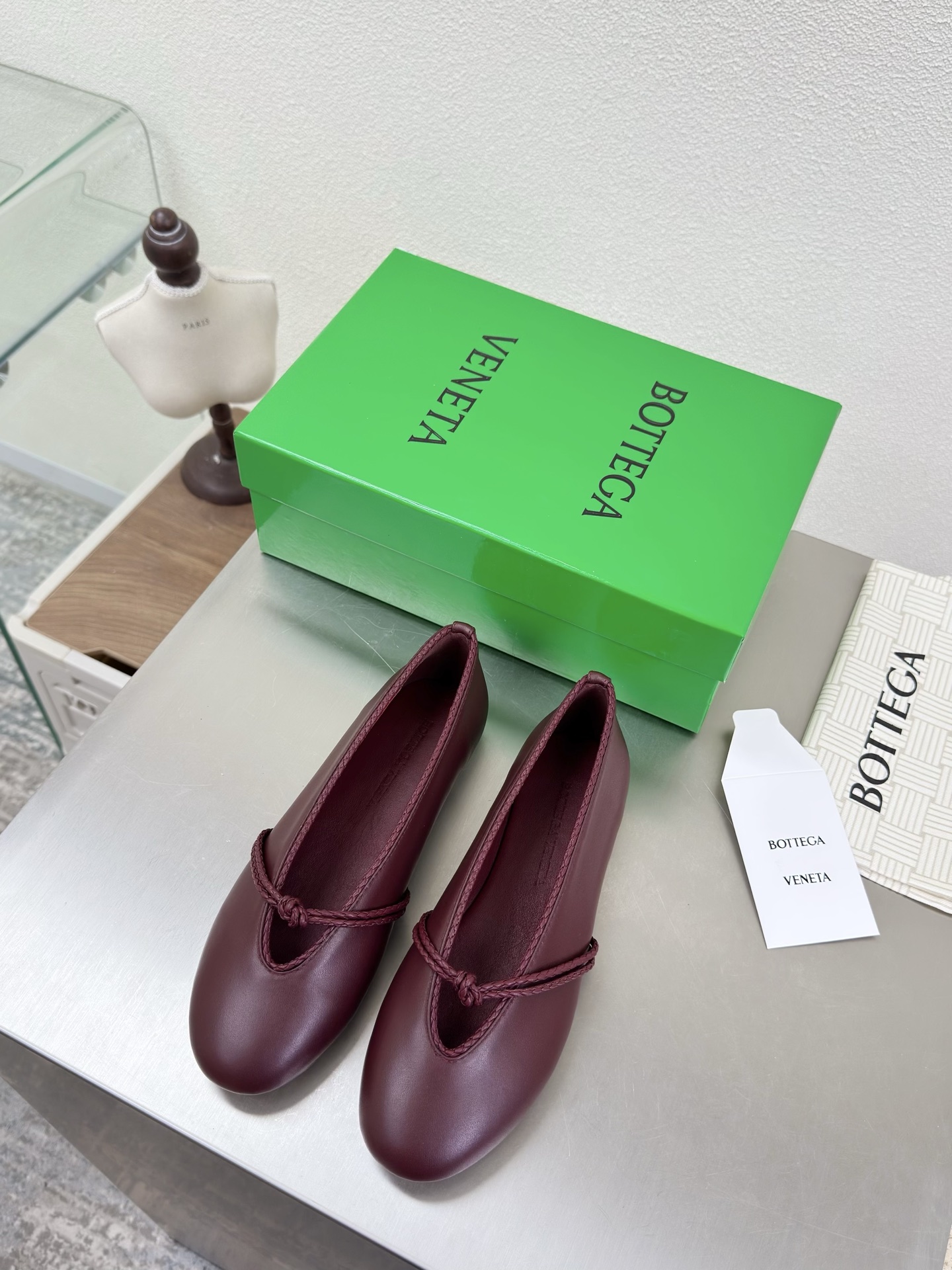 NO:617002,Knotted shallow mouth, restrained sex with leaked toes, high-definition color BV Rosa ballet shoes, baroque burgundy, lambskin, round leather lace, inlaid shoe collar, single shoe series, flat design, soft and comfortable, built-in feet, cloud-like comfort, hand-woven lace, inlaid shoe collar, super soft and comfortable. This classic model is simply BV’s latest ceiling. Colorful and versatile, millimeter strips, shoe collar inlay, hand-woven, high-end and comfortable. The fabric is made of high-quality lambskin and is hand-woven.  The foot-padding sheepskin lining is comfortable and high-end. The outsole is made of Italian genuine leather outsole & injection molded rubber process. Light dyeing process is used to match the standard. Original packaging is used. The shoe bag is printed with rubber logo process. The most high-end in the market. Hot melt glue is used to shape the toe and heel. It is easy to rebound and does not deform. Italian computer sewing machine is used for the upper stitching. Fine workmanship. Original packaging is used. Treat customers sincerely. 35 36 37 38 39 40 41 42  (40 41 42 customized),ballet shoes,bottega veneta,sheepskin,Leather soles19860909结绳 浅口 漏脚趾的内敛sex 高定配色 BV Rosa 芭蕾舞鞋 巴洛克酒红 小羊皮 圆皮花边 镶嵌鞋口 单鞋系列 平底设计 柔软舒适 内置垫脚 云朵般舒适 手工编织花边 镶嵌鞋口 超级柔软舒适  这款经典款 简直bv最新天花板啦 彩色百搭  毫米抽条 鞋口镶嵌  手工编织而成 高档舒适 面料选用优质小羊皮 手工编织而成  垫脚羊皮内里舒适高端 大底选用意大利真皮大底&注塑橡胶工艺 运用轻染工艺 对标对版 选用原版包装 鞋子布袋采用印胶logo工艺 市场最高端 采用热熔胶定型鞋头 后跟 易回弹不变形  鞋面车线选用意大利电脑针车 做工精细 选用原版包装 真心对待客人 35 36 37 38 39 40 41 42 （40 41 42 定制）,芭蕾舞鞋,bottega veneta,sheepskin,Leather soles,Women's Shoes