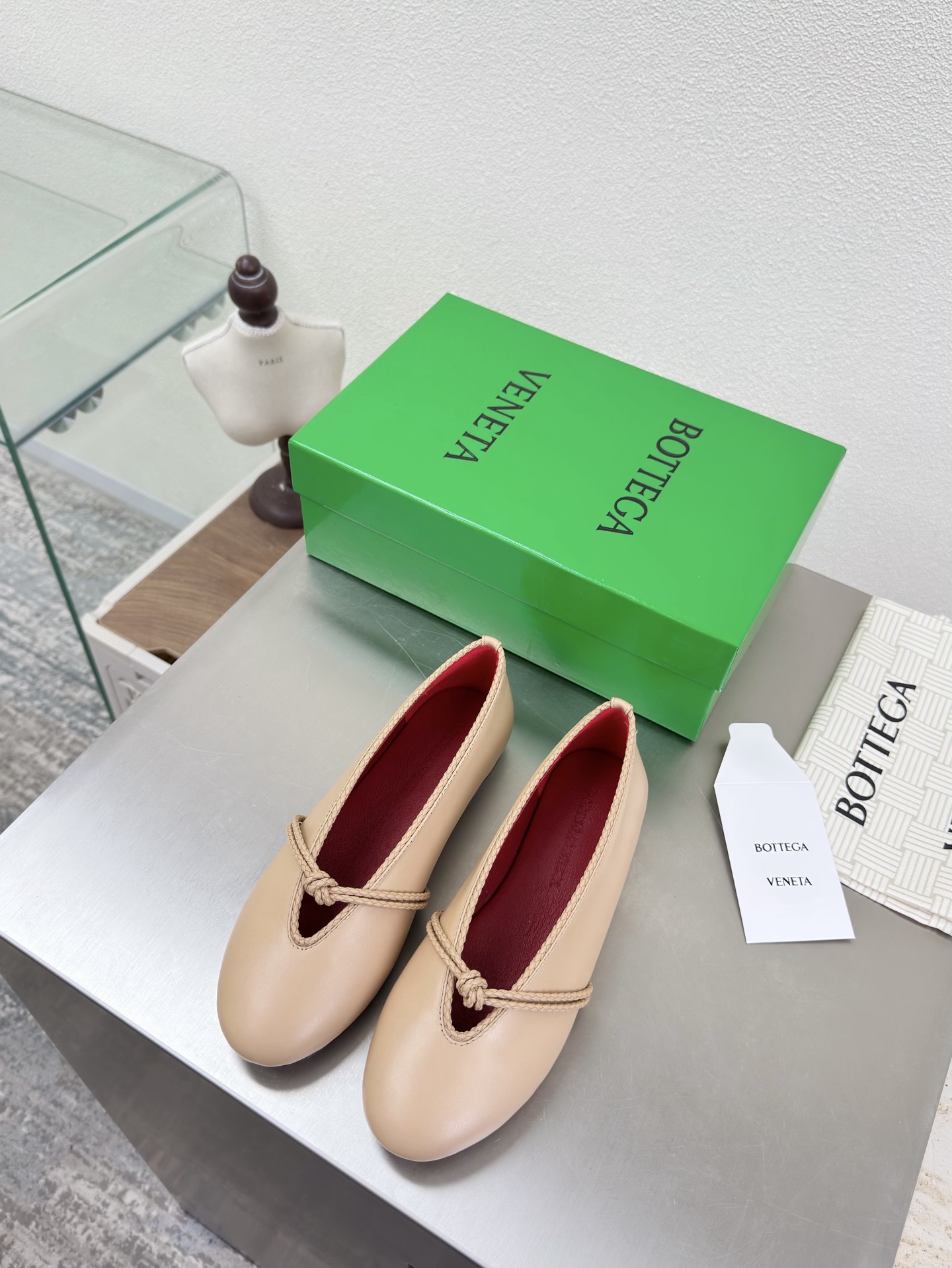 NO:617004,Knotted, shallow mouth, restrained sex with leaked toes, high-definition color BV Rosa ballet shoes, apricot color, lambskin, round leather lace, inlaid shoe collar, single shoe series, flat design, soft and comfortable, built-in feet, cloud-like comfort, hand-woven lace, inlaid shoe collar, super soft and comfortable. This classic style is simply BV’s latest ceiling. Colorful and versatile, millimeter strips, shoe collar inlay, hand-woven, high-end and comfortable. The fabric is made of high-quality lambskin and is hand-woven.  The foot-padding sheepskin lining is comfortable and high-end. The outsole is made of Italian genuine leather outsole & injection molded rubber process. Light dyeing process is used to match the standard. Original packaging is used. The shoe bag is printed with rubber logo process. The most high-end in the market. Hot melt glue is used to shape the toe and heel. It is easy to rebound and does not deform. Italian computer sewing machine is used for the upper stitching. Fine workmanship. Original packaging is used. Treat customers sincerely. 35 36 37 38 39 40 41 42  (40 41 42 customized),ballet shoes,bottega veneta,sheepskin,Leather soles19860909结绳 浅口 漏脚趾的内敛sex 高定配色 BV Rosa 芭蕾舞鞋 本杏色 小羊皮 圆皮花边 镶嵌鞋口 单鞋系列 平底设计 柔软舒适 内置垫脚 云朵般舒适 手工编织花边 镶嵌鞋口 超级柔软舒适  这款经典款 简直bv最新天花板啦 彩色百搭  毫米抽条 鞋口镶嵌  手工编织而成 高档舒适 面料选用优质小羊皮 手工编织而成  垫脚羊皮内里舒适高端 大底选用意大利真皮大底&注塑橡胶工艺 运用轻染工艺 对标对版 选用原版包装 鞋子布袋采用印胶logo工艺 市场最高端 采用热熔胶定型鞋头 后跟 易回弹不变形  鞋面车线选用意大利电脑针车 做工精细 选用原版包装 真心对待客人 35 36 37 38 39 40 41 42 （40 41 42 定制）,芭蕾舞鞋,bottega veneta,sheepskin,Leather soles,Women's Shoes