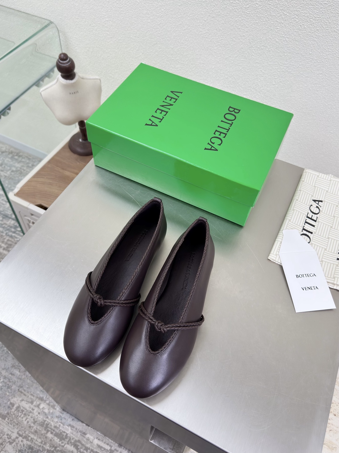 NO:617006,Knotted, shallow mouth, restrained sex with leaked toes, high-definition color BV Rosa ballet shoes, brown lambskin, round leather lace, inlaid shoe collar, single shoe series, flat design, soft and comfortable, built-in feet, cloud-like comfort, hand-woven lace, inlaid shoe collar, super soft and comfortable. This classic model is simply bv’s latest ceiling. Colorful and versatile, millimeter strips, shoe collar inlay, hand-woven, high-end and comfortable. The fabric is made of high-quality lambskin and is hand-woven.  The foot-padding sheepskin lining is comfortable and high-end. The outsole is made of Italian genuine leather outsole & injection molded rubber process. Light dyeing process is used to match the standard. Original packaging is used. The shoe bag is printed with rubber logo process. The most high-end in the market. Hot melt glue is used to shape the toe and heel. It is easy to rebound and does not deform. Italian computer sewing machine is used for the upper stitching. Fine workmanship. Original packaging is used. Treat customers sincerely. 35 36 37 38 39 40 41 42  (40 41 42 customized),ballet shoes,bottega veneta,sheepskin,Leather soles19860909结绳 浅口 漏脚趾的内敛sex 高定配色 BV Rosa 芭蕾舞鞋 咖啡色 小羊皮 圆皮花边 镶嵌鞋口 单鞋系列 平底设计 柔软舒适 内置垫脚 云朵般舒适 手工编织花边 镶嵌鞋口 超级柔软舒适  这款经典款 简直bv最新天花板啦 彩色百搭  毫米抽条 鞋口镶嵌  手工编织而成 高档舒适 面料选用优质小羊皮 手工编织而成  垫脚羊皮内里舒适高端 大底选用意大利真皮大底&注塑橡胶工艺 运用轻染工艺 对标对版 选用原版包装 鞋子布袋采用印胶logo工艺 市场最高端 采用热熔胶定型鞋头 后跟 易回弹不变形  鞋面车线选用意大利电脑针车 做工精细 选用原版包装 真心对待客人 35 36 37 38 39 40 41 42 （40 41 42 定制）,芭蕾舞鞋,bottega veneta,sheepskin,Leather soles,Women's Shoes