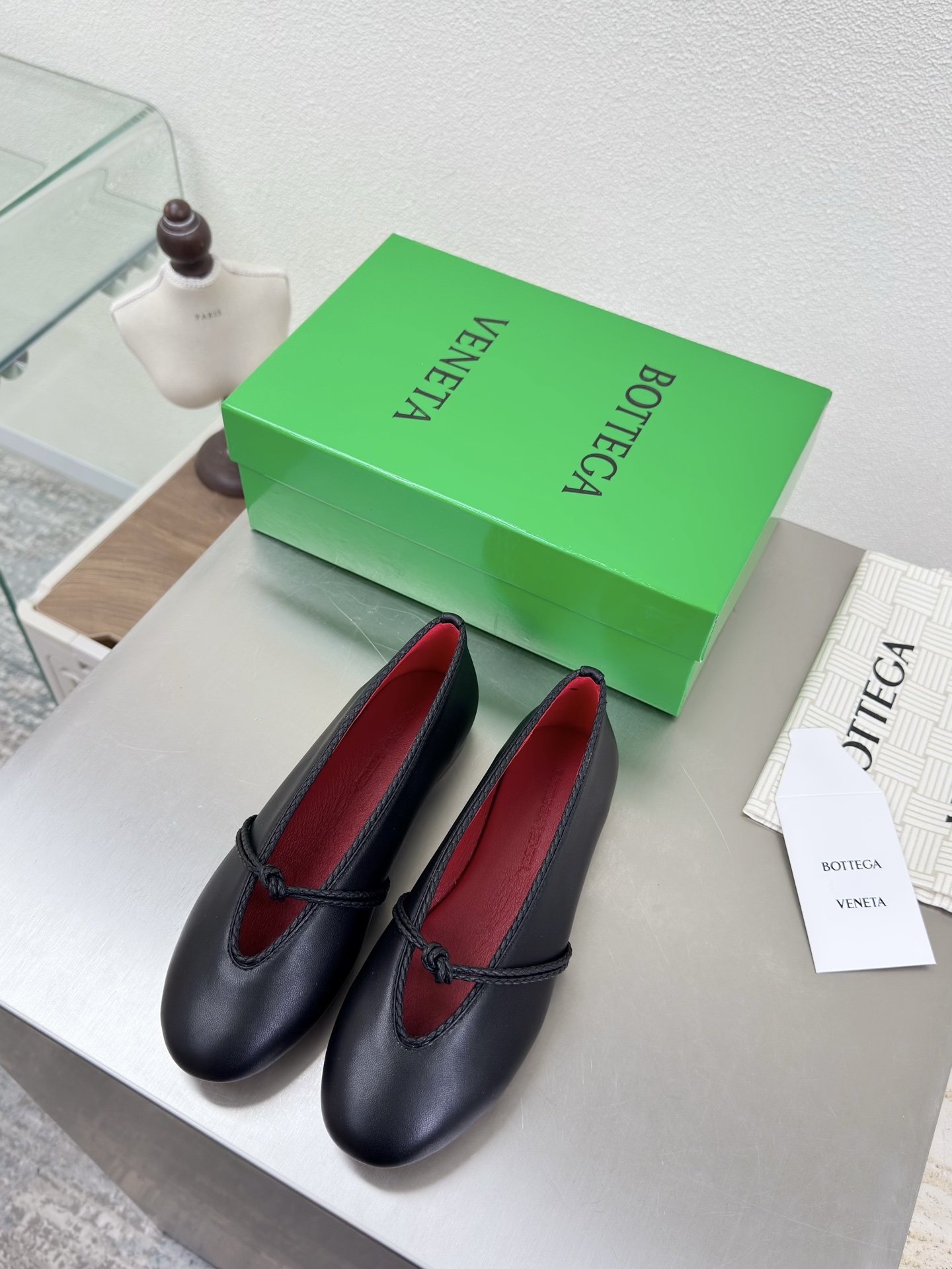 NO:617010,Knotted, shallow mouth, restrained sex with leaked toes, high-definition color BV Rosa ballet shoes, black lambskin, round leather lace, inlaid shoe collar, single shoe series, flat design, soft and comfortable, built-in feet, cloud-like comfort, hand-woven lace, inlaid shoe collar, super soft and comfortable. This classic model is simply bv’s latest ceiling. Colorful and versatile, mm strips, shoe collar inlay, hand-woven, high-end and comfortable. The fabric is made of high-quality lambskin and is hand-woven.  The foot-padding sheepskin lining is comfortable and high-end. The outsole is made of Italian genuine leather outsole & injection molded rubber process. Light dyeing process is used to match the standard. Original packaging is used. The shoe bag is printed with rubber logo process. The most high-end in the market. Hot melt glue is used to shape the toe and heel. It is easy to rebound and does not deform. Italian computer sewing machine is used for the upper stitching. Fine workmanship. Original packaging is used. Treat customers sincerely. 35 36 37 38 39 40 41 42  (40 41 42 customized),ballet shoes,bottega veneta,sheepskin,Leather soles19860909结绳 浅口 漏脚趾的内敛sex 高定配色 BV Rosa 芭蕾舞鞋 黑色 小羊皮 圆皮花边 镶嵌鞋口 单鞋系列 平底设计 柔软舒适 内置垫脚 云朵般舒适 手工编织花边 镶嵌鞋口 超级柔软舒适  这款经典款 简直bv最新天花板啦 彩色百搭  毫米抽条 鞋口镶嵌  手工编织而成 高档舒适 面料选用优质小羊皮 手工编织而成  垫脚羊皮内里舒适高端 大底选用意大利真皮大底&注塑橡胶工艺 运用轻染工艺 对标对版 选用原版包装 鞋子布袋采用印胶logo工艺 市场最高端 采用热熔胶定型鞋头 后跟 易回弹不变形  鞋面车线选用意大利电脑针车 做工精细 选用原版包装 真心对待客人 35 36 37 38 39 40 41 42 （40 41 42 定制）,芭蕾舞鞋,bottega veneta,sheepskin,Leather soles,Women's Shoes