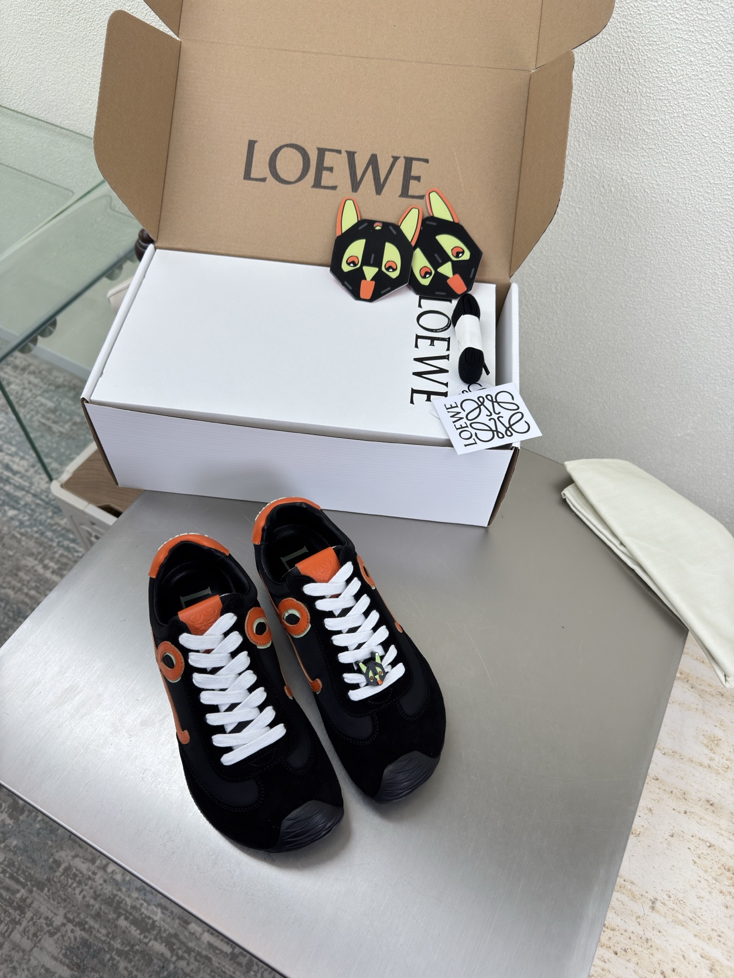 NO:651783,Loewe's highest version, LOEWE boutique box packaging, exquisitely made, men's and women's models, candy color, Loewe's Loewe Yang Mi's same style sneakers, men's and women's models, men's model 10, vamp glue technology fabric, lining: calfskin lining, orange loewe autumn super versatile loafers, Yang Mi's same style, this is comfortable and versatile!  Super suitable for wide and high insteps, no running-in period required, and the old color is very special, there will be no deep crease marks, and the bottom is slightly raised. Recommended index: loewe Yang Mi same style 35 36 37 38 39 40 41 42 43 44 45 with original packaging, casual shoes/sports shoes, loewe, loewe, loafers, sneakers, cowhide19860909罗意威 最高版本 LOEWE 精品盒包装 精湛做 男女款 糖果色 罗意威 Loewe 杨幂同款运动鞋 男女款 男款10 鞋面滴胶工艺科技面料 内里: 小牛皮里 橘色 loewe秋日超百搭乐福鞋杨幂同款 这款舒服又百搭! 超级适合宽和高脚背,不需要磨合期,并且做旧色很特别,也不会有很深的褶痕印,底部也略有增高.推荐指数: loewe杨幂同款 35 36 37 38 39 40 41 42 43 44 45 配置原版包装,休闲鞋/运动鞋,loewe,loewe,loafers,sneakers,cowhide,Women's Shoes