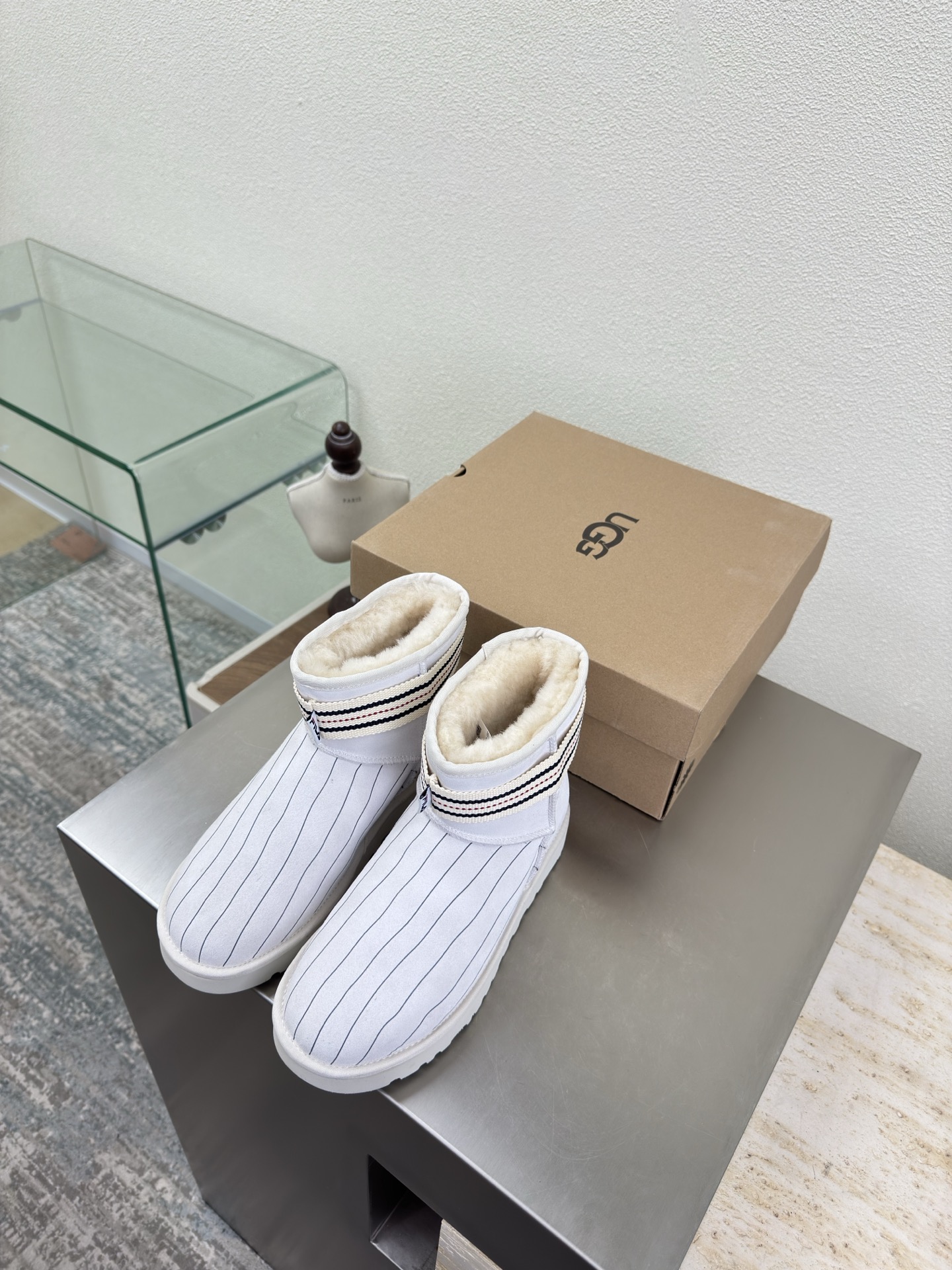 NO:651792,Pure wool lining FILA& UGG cow suede thick sole Wool short boots cow suede Ghost horse girl makeover Elf Coluli color matching UGG thick sole retro Mary Jane to wear and go Lightweight thick sole, comfortable and comfortable silhouette shoe body, adding fun details UP! Sisters' happiness citywalk will make a blockbuster with just one shot Fabric Cow suede lining Wool lining Thick sole design original packaging  35 36 37 38 39 40 (40 customized), snow boots, boots, mary jane19860909纯羊毛里 FILA& UGG 牛反绒皮 厚底 羊毛短靴  牛反绒皮 鬼马女孩大变身 精灵可露丽配色搭配 UGG厚底复古玛丽珍随穿随走一脚蹬 轻盈厚底,舒适又自在廓形鞋身,增添玩趣细节 UP!姐妹的快乐 citywalk随手一拍就大片 艾特姐妹一起打卡 面料 牛反绒皮 内里 羊毛里 厚底设计 对版 原版包装 35 36 37 38 39 40（40定制）,雪地靴,boots,mary jane,Women's Shoes