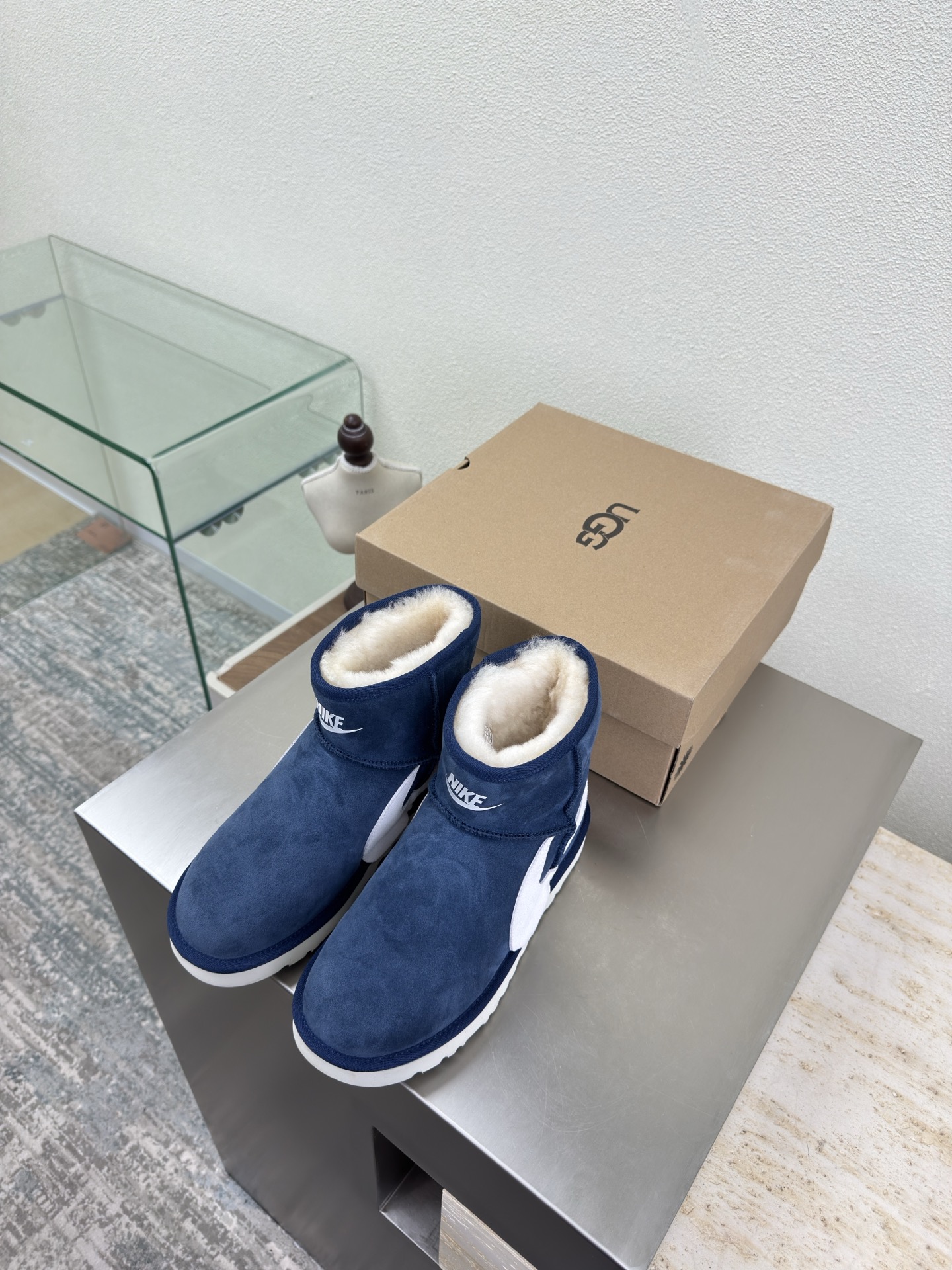 NO:651801,Pure wool lining Nike & UGG cow suede thick sole Wool short boots cow suede Ghost horse girl makeover Elf Coluli color matching UGG thick sole retro Mary Jane to wear and go Lightweight thick sole, comfortable and comfortable silhouette shoe body, adding fun details UP! Sisters' happiness citywalk makes a blockbuster with just one shot Fabric Cow suede lining Wool lining Thick sole design Original packaging  35 36 37 38 39 40 (40 customized), snow boots, boots, mary jane19860909纯羊毛里 耐克&UGG 牛反绒皮 厚底 羊毛短靴  牛反绒皮 鬼马女孩大变身 精灵可露丽配色搭配 UGG厚底复古玛丽珍随穿随走一脚蹬 轻盈厚底,舒适又自在廓形鞋身,增添玩趣细节 UP!姐妹的快乐 citywalk随手一拍就大片 艾特姐妹一起打卡 面料 牛反绒皮 内里 羊毛里 厚底设计 对版 原版包装 35 36 37 38 39 40（40定制）,雪地靴,boots,mary jane,Women's Shoes