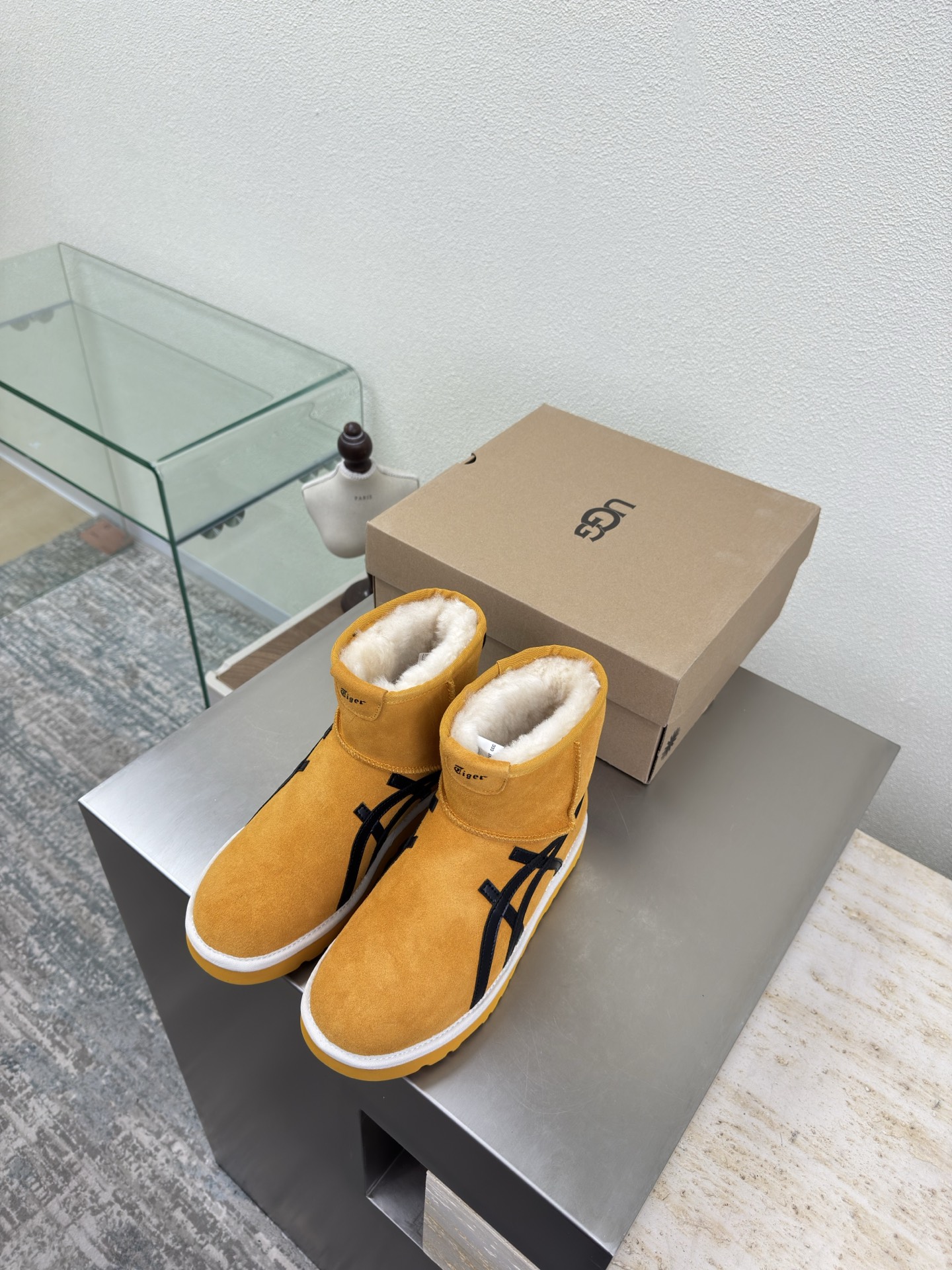 NO:651809,Pure wool lining, Onitsuka Tiger & UGG cow suede, thick sole, wool short boots, cow suede, Ghost Horse girl makeover, Elf Coluli color matching, UGG thick sole, retro Mary Jane, easy to wear and go, light and thick sole, comfortable and comfortable silhouette, adding fun details UP! Sisters' happy citywalk makes a blockbuster with just one shot. Fabric, cow suede lining, wool lining, thick sole design, matching version  Original packaging 35 36 37 38 39 40 (40 customized), snow boots, boots, mary jane19860909纯羊毛里 鬼冢虎&UGG 牛反绒皮 厚底 羊毛短靴  牛反绒皮 鬼马女孩大变身 精灵可露丽配色搭配 UGG厚底复古玛丽珍随穿随走一脚蹬 轻盈厚底,舒适又自在廓形鞋身,增添玩趣细节 UP!姐妹的快乐 citywalk随手一拍就大片 艾特姐妹一起打卡 面料 牛反绒皮 内里 羊毛里 厚底设计 对版 原版包装 35 36 37 38 39 40（40定制）,雪地靴,boots,mary jane,Women's Shoes