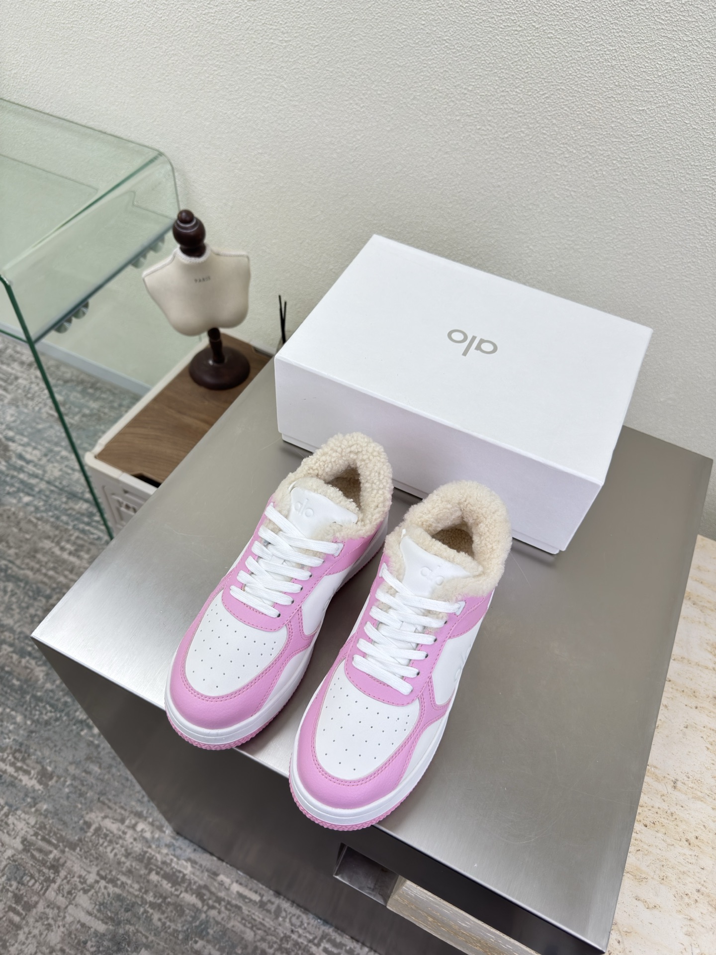 NO:651790,alo wool lining sneakers, apricot gray, hit my heart! Recently, I like unpopular shoes more and more, and this pair of feet feels very comfortable. The upper foot is very versatile, very light, and the feet are really invincible. I like this pair of # retro德 training shoes # super comfortable de training shoes. The original version is the same and more delicate. The inside is still sheepskin outsole. The original version is the same and costs 110,000. The texture is clearly visible. It is non-slip and durable. Size female 35 36 37 38 39  40 Original packaging, casual shoes/sports shoes, sneakers, sheepskin19860909alo 羊毛 里增高运动鞋 杏灰 撞我心巴上了呀!最近越来越喜欢冷门鞋子了还有就是这双脚感很舒服 上脚特别百搭,很轻脚真的无敌喜欢这双#复古德训鞋 #超级舒服的德训鞋 原版一致 更细腻 内里依然羊皮 大底 原版一致耗资11万 纹路清晰可见 防滑 耐造哦  码数女 35 36 37 38 39 40 原版包装,休闲鞋/运动鞋,sneakers,sheepskin,Women's Shoes