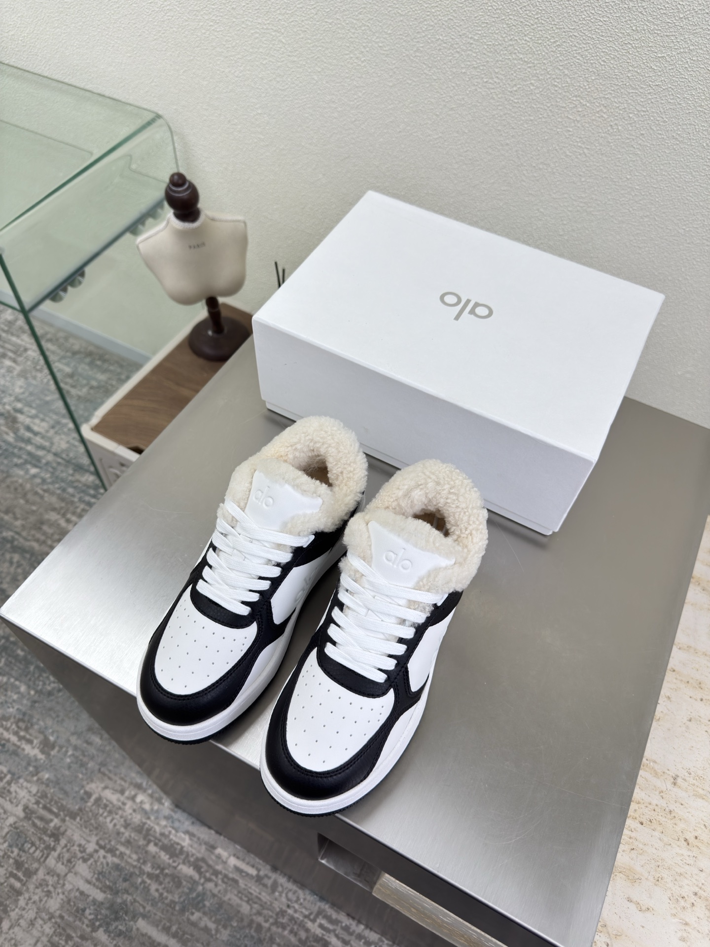 NO:651805,alo wool lining sneakers, panda color, hit my fancy! Recently, I like unpopular shoes more and more, and this pair of feet feels very comfortable. The upper foot is very versatile, very light, and the feet are really invincible. I like this pair # retro德 training shoes # super comfortable de training shoes. The original version is the same and more delicate. The inside is still sheepskin outsole. The original version is the same and costs 110,000. The texture is clearly visible. It is non-slip and durable. Size female 35 36 37 38 39  40 Original packaging, casual shoes/sports shoes, sneakers, sheepskin19860909alo 羊毛 里增高运动鞋 熊猫色  撞我心巴上了呀!最近越来越喜欢冷门鞋子了还有就是这双脚感很舒服 上脚特别百搭,很轻脚真的无敌喜欢这双#复古德训鞋 #超级舒服的德训鞋 原版一致 更细腻 内里依然羊皮 大底 原版一致耗资11万 纹路清晰可见 防滑 耐造哦  码数女 35 36 37 38 39 40 原版包装,休闲鞋/运动鞋,sneakers,sheepskin,Women's Shoes