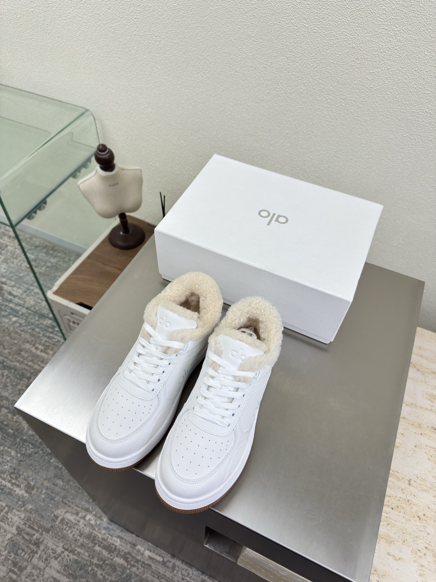 NO:651798,alo wool lining sneakers, white, really hit my mark! Recently, I like unpopular shoes more and more, and this pair of feet feels very comfortable. The upper foot is very versatile and very light. I really like this pair of # retro德 training shoes # super comfortable de training shoes. The original version is the same and more delicate. The inner lining is still sheepskin outsole. The original version is the same and costs 110,000. The texture is clearly visible. It is non-slip and durable. Size women's 35 36 37 38 39 40  Original packaging, casual shoes/sports shoes, sneakers, sheepskin19860909alo 羊毛 里增高运动鞋 白色 撞我心巴上了呀!最近越来越喜欢冷门鞋子了还有就是这双脚感很舒服 上脚特别百搭,很轻脚真的无敌喜欢这双#复古德训鞋 #超级舒服的德训鞋 原版一致 更细腻 内里依然羊皮 大底 原版一致耗资11万 纹路清晰可见 防滑 耐造哦  码数女 35 36 37 38 39 40 原版包装,休闲鞋/运动鞋,sneakers,sheepskin,Women's Shoes