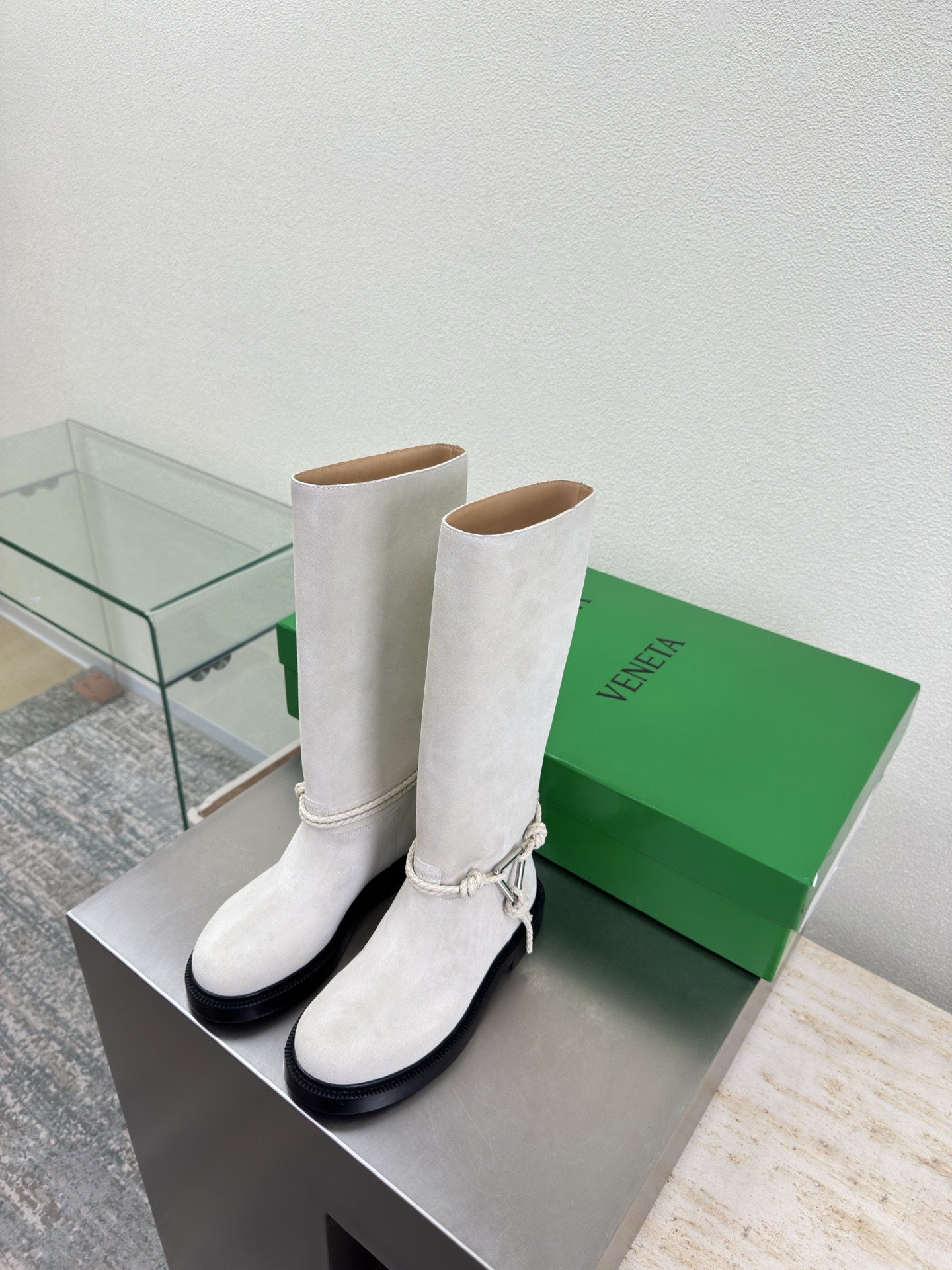 NO:651779,High mercerized cow suede leather BV ladies James knee-high boots family elements BOTTEGA VENET* benchmarking version hardware original version is the same please compare the official picture BV one-legged knight boots hardware version is the same using Spanish imported calfskin (can be compared in the market) Bangladesh water-dyed cowhide leather original one-to-one method consistent hardware 11 knots original purchase and disassembly salt white high mercerized cow suede leather  Another trend that is popular today is the ceiling. Versatile. The original and consistent Italian leather combination outsole (can be compared in the market). Designed with care. Never sloppy. Durable and comfortable. The upper material is made of the same calfskin as the original. The material is soft and smooth. Hand-stitched design. Sexy and comfortable. Hand-stitched technology. The lining of the foot pads is made of cowhide, which is comfortable and high-end. The nailed outsole is made of the original mold. The same genuine leather outsole is matched to the standard. The original packaging is used. The shoe bag is printed with a rubber logo process.  The most high-end in the market. Hot melt glue is used to shape the toe and heel. It is easy to rebound and does not deform. High-heeled series. Fabric-packing technology. Italian computerized sewing machines are used for upper stitching. Fine workmanship. Original packaging is selected. 35 36 37 38 39 40 41 42 (40 41 42 customized), boots, bottega veneta, bottega veneta, boots, cowhide, Leather soles19860909高丝光 牛反绒皮 BV 女士James 及膝高靴 家族元素 BOTTEGA VENET*  对标对版 五金原版一致 请对比官图 BV一脚蹬 骑士靴 五金对版 一致 选用西班牙进口小牛皮（可市场对比） 孟加拉 水染 牛里皮  原版一比一做法 一致五金 11 绳结 原版购入拆解 盐白色高丝光牛反绒皮 当今流行的又一趋势 天花板啦 百搭 原版一致意大利真皮组合大底（可市场对比） 用心设计 绝不马虎 耐穿舒适 鞋面材质选用同原版的小牛皮 材质柔软顺滑 手工缝制 设计 性感舒适 手工缝制工艺 垫脚内里选用牛皮内里舒适高端 打钉大底选用原版开模 一致真皮大底  对标对版 选用原版包装 鞋子布袋采用印胶logo工艺 市场最高端 采用热熔胶定型鞋头 后跟 易回弹不变形 高跟系列 包面料工艺 鞋面车线选用意大利电脑针车 做工精细 选用原版包装  35 36 37 38 39 40 41 42 （40 41 42 定制）,靴子,bottega veneta,bottega veneta,boots,cowhide,Leather soles,Women's Shoes