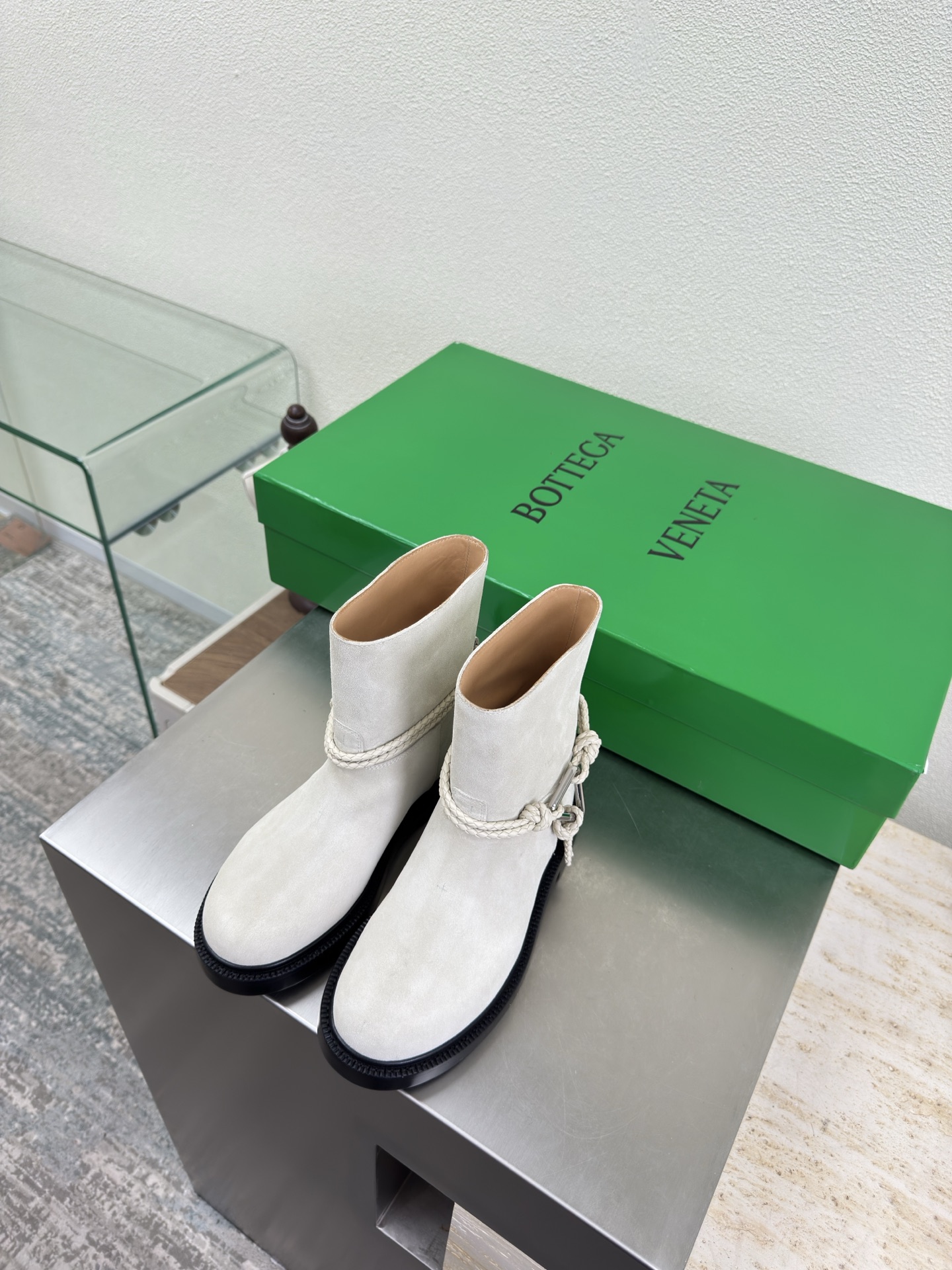 NO:651786,High mercerized cow suede leather BV Ms. James family elements BOTTEGA VENET* Benchmarking and versioning The hardware is consistent with the original version Please compare the official picture BV one-legged knight boots The hardware is consistent with the version Use calfskin imported from Spain (can be compared in the market) Bangladesh water-dyed cowhide leather Original one-to-one method Same hardware 11 knots Original purchased and dismantled Salt white high mercerized cow suede leather Another popular trend today  The ceiling is versatile. The original Italian genuine leather combination outsole (can be compared in the market) is carefully designed and never sloppy. It is durable and comfortable. The upper material is made of the same calfskin as the original. The material is soft and smooth. Hand-stitched design. Sexy and comfortable. Hand-sewn technology. The inner lining of the foot pad is made of cowhide, which is comfortable and high-end. The nailed outsole is made of the original mold. The same genuine leather outsole is benchmarked and versioned. Original packaging is used. The shoe bag is printed with a rubber logo process. The highest end in the market.  Hot melt glue is used to shape the toe and heel. It is easy to rebound and does not deform. High-heeled series. Packing fabric technology. Italian computer sewing machine is used for upper stitching. Fine workmanship. Original packaging is selected. 35 36 37 38 39 40 41 42 (40 41 42 customized), boots, bottega veneta, bottega veneta, boots, cowhide, Leather soles19860909高丝光 牛反绒皮 BV 女士James 家族元素 BOTTEGA VENET*  对标对版 五金原版一致 请对比官图 BV一脚蹬 骑士靴 五金对版 一致 选用西班牙进口小牛皮（可市场对比） 孟加拉 水染 牛里皮  原版一比一做法 一致五金 11 绳结 原版购入拆解 盐白色高丝光牛反绒皮 当今流行的又一趋势 天花板啦 百搭 原版一致意大利真皮组合大底（可市场对比） 用心设计 绝不马虎 耐穿舒适 鞋面材质选用同原版的小牛皮 材质柔软顺滑 手工缝制 设计 性感舒适 手工缝制工艺 垫脚内里选用牛皮内里舒适高端 打钉大底选用原版开模 一致真皮大底  对标对版 选用原版包装 鞋子布袋采用印胶logo工艺 市场最高端 采用热熔胶定型鞋头 后跟 易回弹不变形 高跟系列 包面料工艺 鞋面车线选用意大利电脑针车 做工精细 选用原版包装  35 36 37 38 39 40 41 42 （40 41 42 定制）,靴子,bottega veneta,bottega veneta,boots,cowhide,Leather soles,Women's Shoes