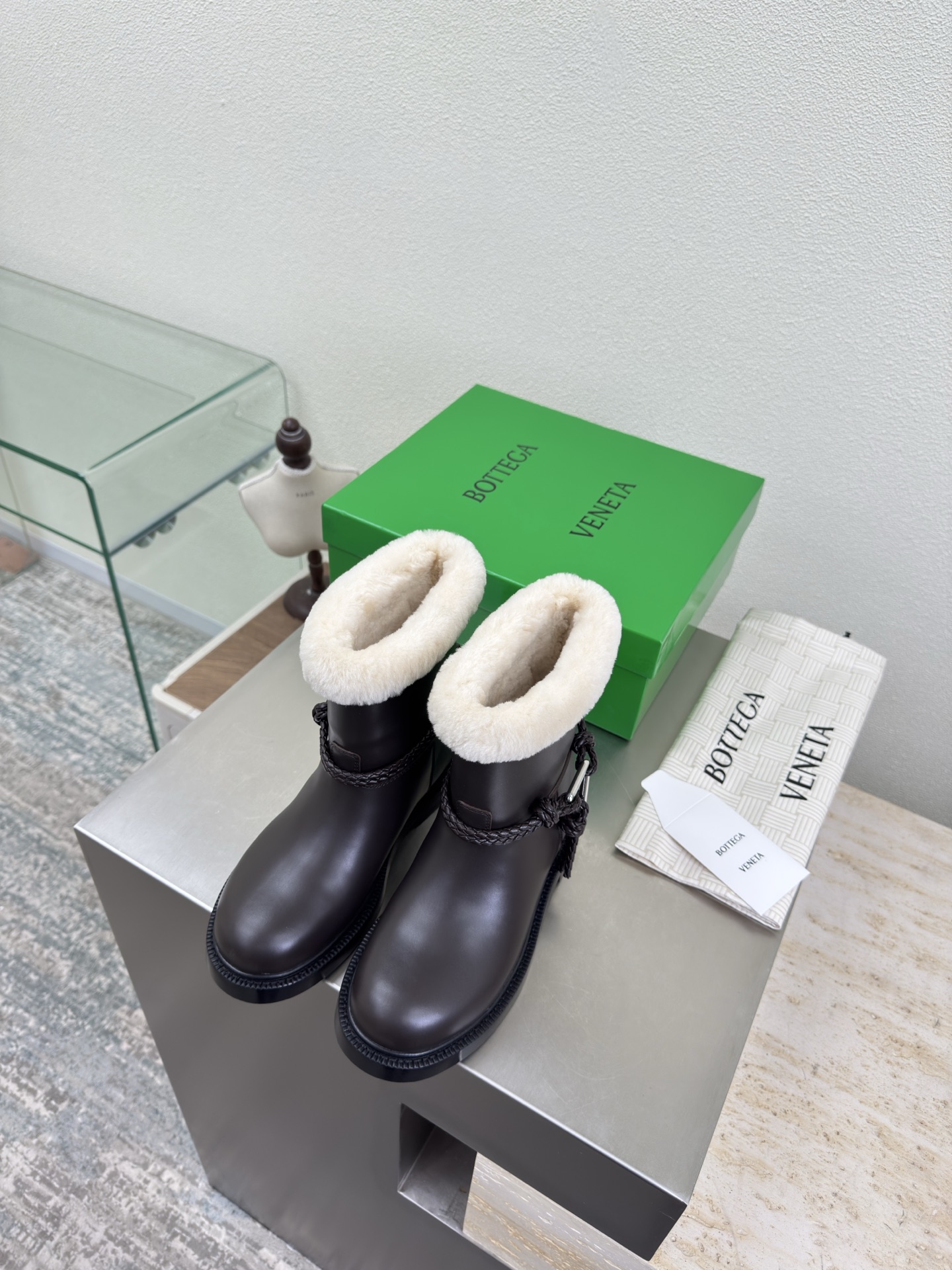 NO:652282,Wool lining BV Women's James Warm short boots Family elements BOTTEGA VENET* Benchmarking and versioning The hardware is consistent with the original version Please compare the official picture BV one-leg knight boots The hardware is consistent with the version Use calfskin imported from Spain (comparable on the market) Bangladesh water-dyed cowhide Original one-to-one method Same hardware 11 knots Original purchase and disassembly Brown calfskin Another popular trend today, ceiling, versatile  Original Italian genuine leather combination outsole (can be compared with the market) Designed with care, never sloppy, durable and comfortable. The upper material is made of the same calfskin as the original. The material is soft and smooth. Hand-stitched design. Sexy and comfortable. Hand-stitched craftsmanship. The inner lining of the foot pad is made of cowhide, which is comfortable and high-end. The nailed outsole is made of the original mold. The same genuine leather outsole is benchmarked. Original packaging is used. The shoe bag is printed with an adhesive logo process. The most high-end in the market. Hot melt glue is used to shape the toe.  The heel is easy to rebound and does not deform. The high heel series is wrapped with fabric technology. The upper stitching is made by an Italian computer needle machine. The workmanship is fine. The original packaging is selected. 35 36 37 38 39 40 41 42 (40 41 42 customized), snow boots, bottega veneta, bottega veneta, boots, cowhide, Leather soles19860909羊毛里 BV 女士James 温暖 短靴 家族元素 BOTTEGA VENET*  对标对版 五金原版一致 请对比官图 BV一脚蹬 骑士靴 五金对版 一致 选用西班牙进口小牛皮（可市场对比） 孟加拉 水染 牛里皮  原版一比一做法 一致五金 11 绳结 原版购入拆解 咖啡色小牛皮 当今流行的又一趋势 天花板啦 百搭 原版一致意大利真皮组合大底（可市场对比） 用心设计 绝不马虎 耐穿舒适 鞋面材质选用同原版的小牛皮 材质柔软顺滑 手工缝制 设计 性感舒适 手工缝制工艺 垫脚内里选用牛皮内里舒适高端 打钉大底选用原版开模 一致真皮大底  对标对版 选用原版包装 鞋子布袋采用印胶logo工艺 市场最高端 采用热熔胶定型鞋头 后跟 易回弹不变形 高跟系列 包面料工艺 鞋面车线选用意大利电脑针车 做工精细 选用原版包装  35 36 37 38 39 40 41 42 （40 41 42 定制）,雪地靴,bottega veneta,bottega veneta,boots,cowhide,Leather soles,Women's Shoes