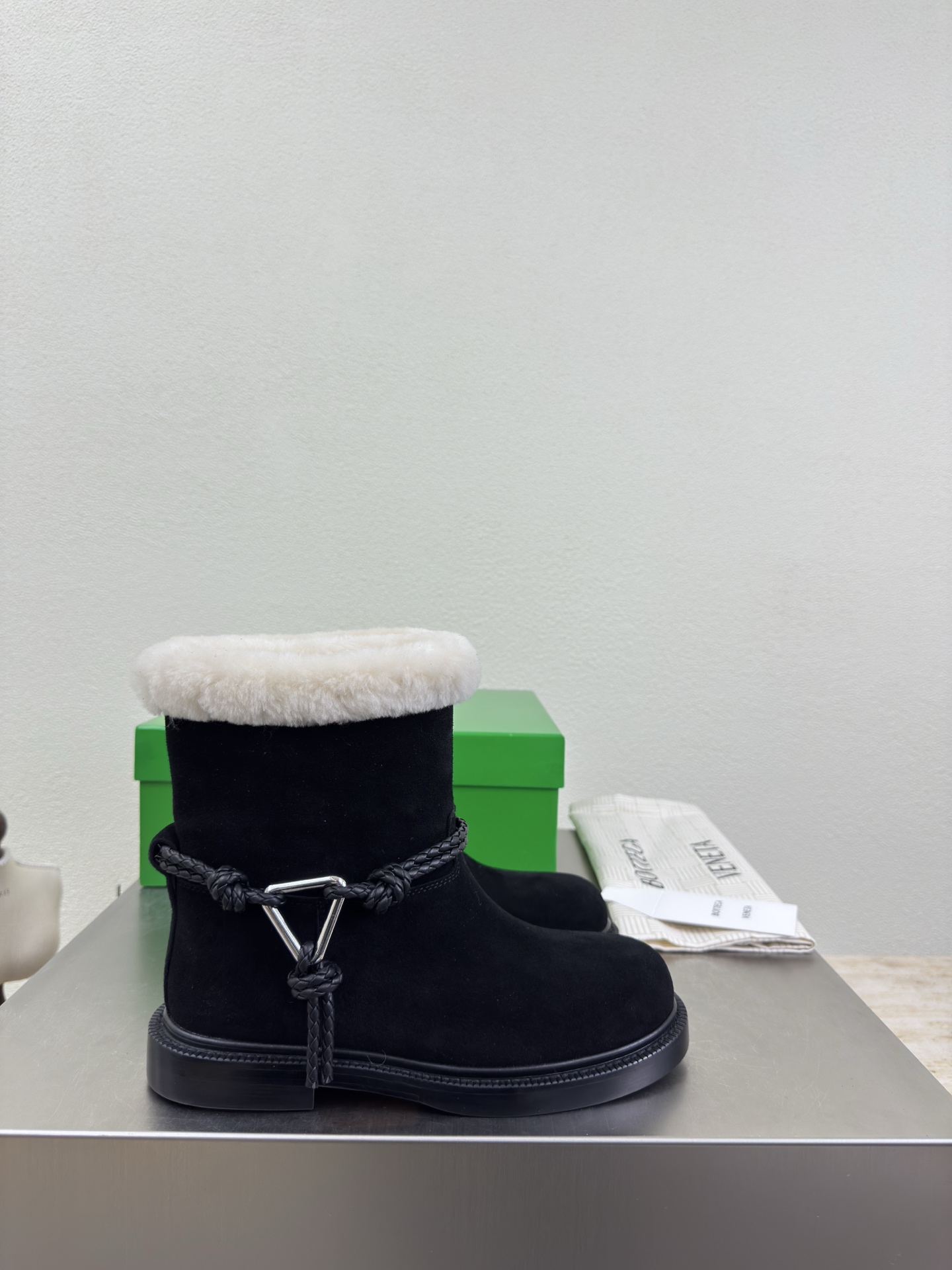 NO:652287,Wool lining BV Women's James Warm short boots Family elements BOTTEGA VENET* Benchmarking and versioning The hardware is consistent with the original version Please compare the official picture BV one-legged knight boots The hardware is consistent with the version Use calfskin imported from Spain (comparable in the market) Bangladesh water-dyed cow lining Original one-to-one method Same hardware 11 knots Original purchased and dismantled Black cow suede leather High mercerized series Another popular trend today  The ceiling is versatile. The original Italian genuine leather combination outsole (can be compared in the market) is carefully designed and never sloppy. It is durable and comfortable. The upper material is made of the same calfskin as the original. The material is soft and smooth. Hand-stitched design. Sexy and comfortable. Hand-sewn technology. The inner lining of the foot pad is made of cowhide, which is comfortable and high-end. The nailed outsole is made of the original mold. The same genuine leather outsole is benchmarked and versioned. Original packaging is used. The shoe bag is printed with a rubber logo process. The highest end in the market.  Hot melt glue is used to shape the toe and heel. It is easy to rebound and does not deform. High-heeled series. Packing fabric technology. Italian computer sewing machine is used for upper stitching. Fine workmanship. Original packaging is selected. 35 36 37 38 39 40 41 42 (40 41 42 customized), snow boots, bottega veneta,bottega veneta,boots,cowhide,Leather soles19860909羊毛里 BV 女士James 温暖 短靴 家族元素 BOTTEGA VENET*  对标对版 五金原版一致 请对比官图 BV一脚蹬 骑士靴 五金对版 一致 选用西班牙进口小牛皮（可市场对比） 孟加拉 水染 牛里皮  原版一比一做法 一致五金 11 绳结 原版购入拆解 黑色牛反绒皮 高丝光系列 当今流行的又一趋势 天花板啦 百搭 原版一致意大利真皮组合大底（可市场对比） 用心设计 绝不马虎 耐穿舒适 鞋面材质选用同原版的小牛皮 材质柔软顺滑 手工缝制 设计 性感舒适 手工缝制工艺 垫脚内里选用牛皮内里舒适高端 打钉大底选用原版开模 一致真皮大底  对标对版 选用原版包装 鞋子布袋采用印胶logo工艺 市场最高端 采用热熔胶定型鞋头 后跟 易回弹不变形 高跟系列 包面料工艺 鞋面车线选用意大利电脑针车 做工精细 选用原版包装  35 36 37 38 39 40 41 42 （40 41 42 定制）,雪地靴,bottega veneta,bottega veneta,boots,cowhide,Leather soles,Women's Shoes