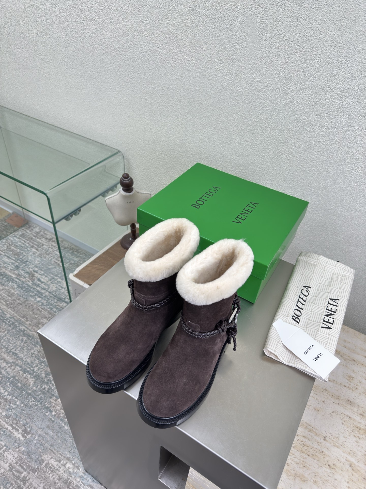 NO:652293,Wool lining BV Women's James Warm short boots Family elements BOTTEGA VENET* Benchmarking and versioning The hardware is consistent with the original version Please compare the official picture BV one-legged knight boots The hardware is consistent with the version Use calfskin imported from Spain (can be compared in the market) Bangladesh water-dyed cowhide leather Original one-to-one method Same hardware 11 knots Original purchased and dismantled Brown cow suede leather Another popular trend today is the ceiling.  Versatile original Italian genuine leather combination outsole (can be compared in the market) Designed with care, never sloppy, durable and comfortable. The upper material is made of the same calfskin as the original. The material is soft and smooth. Hand-stitched design. Sexy and comfortable. Hand-stitched technology. The inner lining of the foot pad is made of cowhide, which is comfortable and high-end. The nailed outsole is made of the original mold. The same genuine leather outsole is benchmarked and versioned. Original packaging is used. The shoe bag is printed with rubber logo technology. The most high-end in the market.  Hot melt glue is used to shape the toe and heel. It is easy to rebound and does not deform. High-heeled series. Packing fabric technology. Italian computer sewing machine is used for upper stitching. Fine workmanship. Original packaging is selected. 35 36 37 38 39 40 41 42 (40 41 42 customized), snow boots, bottega veneta,bottega veneta,boots,cowhide,Leather soles19860909羊毛里 BV 女士James 温暖 短靴 家族元素 BOTTEGA VENET*  对标对版 五金原版一致 请对比官图 BV一脚蹬 骑士靴 五金对版 一致 选用西班牙进口小牛皮（可市场对比） 孟加拉 水染 牛里皮  原版一比一做法 一致五金 11 绳结 原版购入拆解 咖啡色 牛反绒皮 当今流行的又一趋势 天花板啦 百搭 原版一致意大利真皮组合大底（可市场对比） 用心设计 绝不马虎 耐穿舒适 鞋面材质选用同原版的小牛皮 材质柔软顺滑 手工缝制 设计 性感舒适 手工缝制工艺 垫脚内里选用牛皮内里舒适高端 打钉大底选用原版开模 一致真皮大底  对标对版 选用原版包装 鞋子布袋采用印胶logo工艺 市场最高端 采用热熔胶定型鞋头 后跟 易回弹不变形 高跟系列 包面料工艺 鞋面车线选用意大利电脑针车 做工精细 选用原版包装  35 36 37 38 39 40 41 42 （40 41 42 定制）,雪地靴,bottega veneta,bottega veneta,boots,cowhide,Leather soles,Women's Shoes