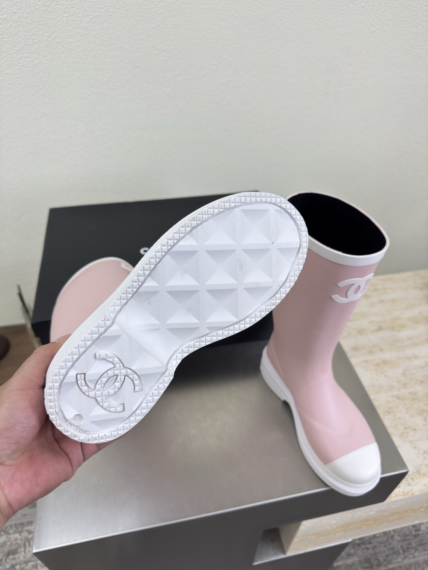 NO:630190,New contrasting rain boots, one-piece molded, no traces of splicing, contrasting colors, white with pink, so beautiful CHANE*/Chanel rain boots, the most popular rain boots!  One-to-one version. Get this season’s most beautiful rain boots. With them, whether you have an O-shaped leg, an X-shaped leg, or a thick calf, you can instantly straighten your legs. They are very flattering and make your legs look longer. They are the best rain boots on the Internet!  Purchase at counter!  !  !  Exclusive mold customization on the entire network, code number 35 36 37 38 39 40 41 (order 40 41), boots, chanel, chanel, boots, rain boots19860909新撞色雨靴 一体成型 无拼接痕迹 撞色 白配粉 太美了 CHANE*/香奈儿雨靴   大爆款雨靴！一比一版本 入手一款本季颜值爆表雨靴,拥有了它无论O型腿X型腿还是小腿粗的都可以瞬间变笔直,很修饰腿型超级显腿长,全网最好穿的雨靴！ 专柜购入！！！全网独家开模定制, 码数35 36 37 38 39 40 41（40 41订）,靴子,chanel,chanel,boots,rain boots,Women's Shoes