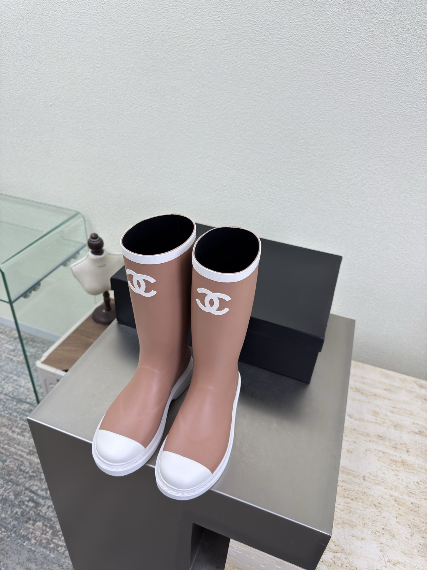 NO:630193,New contrasting rain boots, one-piece molded, no traces of splicing, contrasting colors, white with apricot, so beautiful CHANE*/Chanel rain boots, the most popular rain boots!  One-to-one version. Get this season’s most beautiful rain boots. With them, whether you have an O-shaped leg, an X-shaped leg, or a thick calf, you can instantly straighten your legs. They are very flattering and make your legs look longer. They are the best rain boots on the Internet!  Purchase at counter!  !  !  Exclusive mold customization on the entire network, code number 35 36 37 38 39 40 41 (order 40 41), boots, chanel, chanel, boots, rain boots19860909新撞色雨靴 一体成型 无拼接痕迹 撞色 白配杏 太美了 CHANE*/香奈儿雨靴   大爆款雨靴！一比一版本 入手一款本季颜值爆表雨靴,拥有了它无论O型腿X型腿还是小腿粗的都可以瞬间变笔直,很修饰腿型超级显腿长,全网最好穿的雨靴！ 专柜购入！！！全网独家开模定制, 码数35 36 37 38 39 40 41（40 41订）,靴子,chanel,chanel,boots,rain boots,Women's Shoes