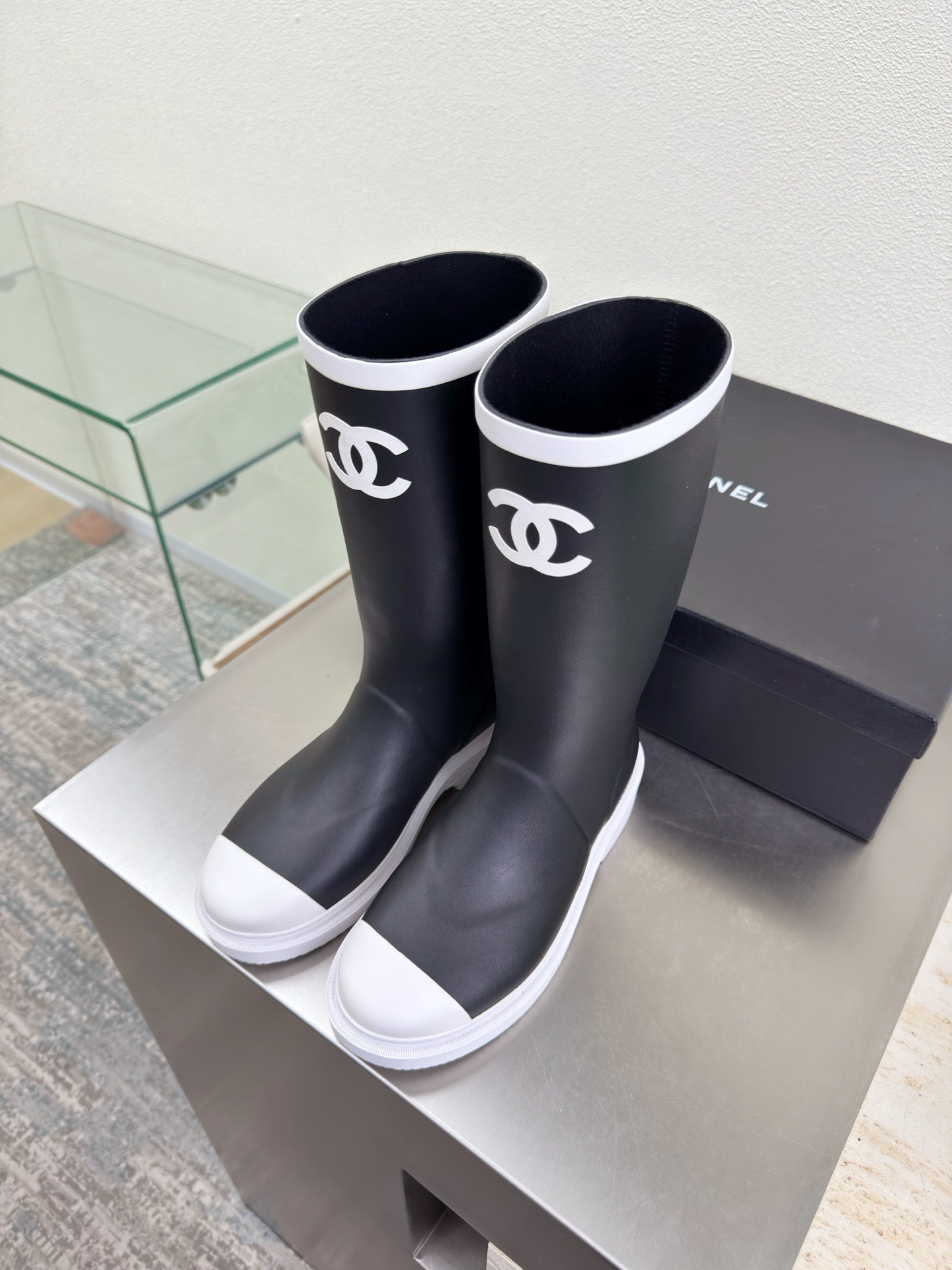 NO:630196,The new contrasting rain boots are molded in one piece with no traces of splicing. The contrasting colors are so beautiful in black and white. CHANE*/Chanel rain boots are the most popular rain boots!  One-to-one version. Get this season’s most beautiful rain boots. With them, whether you have an O-shaped leg, an X-shaped leg, or a thick calf, you can instantly straighten your legs. They are very flattering and make your legs look longer. They are the best rain boots on the Internet!  Purchase at counter!  !  !  Exclusive mold customization on the entire network, code number 35 36 37 38 39 40 41 (order 40 41), boots, chanel, chanel, boots, rain boots19860909新撞色雨靴 一体成型 无拼接痕迹 撞色 黑白配太美了 CHANE*/香奈儿雨靴   大爆款雨靴！一比一版本 入手一款本季颜值爆表雨靴,拥有了它无论O型腿X型腿还是小腿粗的都可以瞬间变笔直,很修饰腿型超级显腿长,全网最好穿的雨靴！ 专柜购入！！！全网独家开模定制, 码数35 36 37 38 39 40 41（40 41订）,靴子,chanel,chanel,boots,rain boots,Women's Shoes