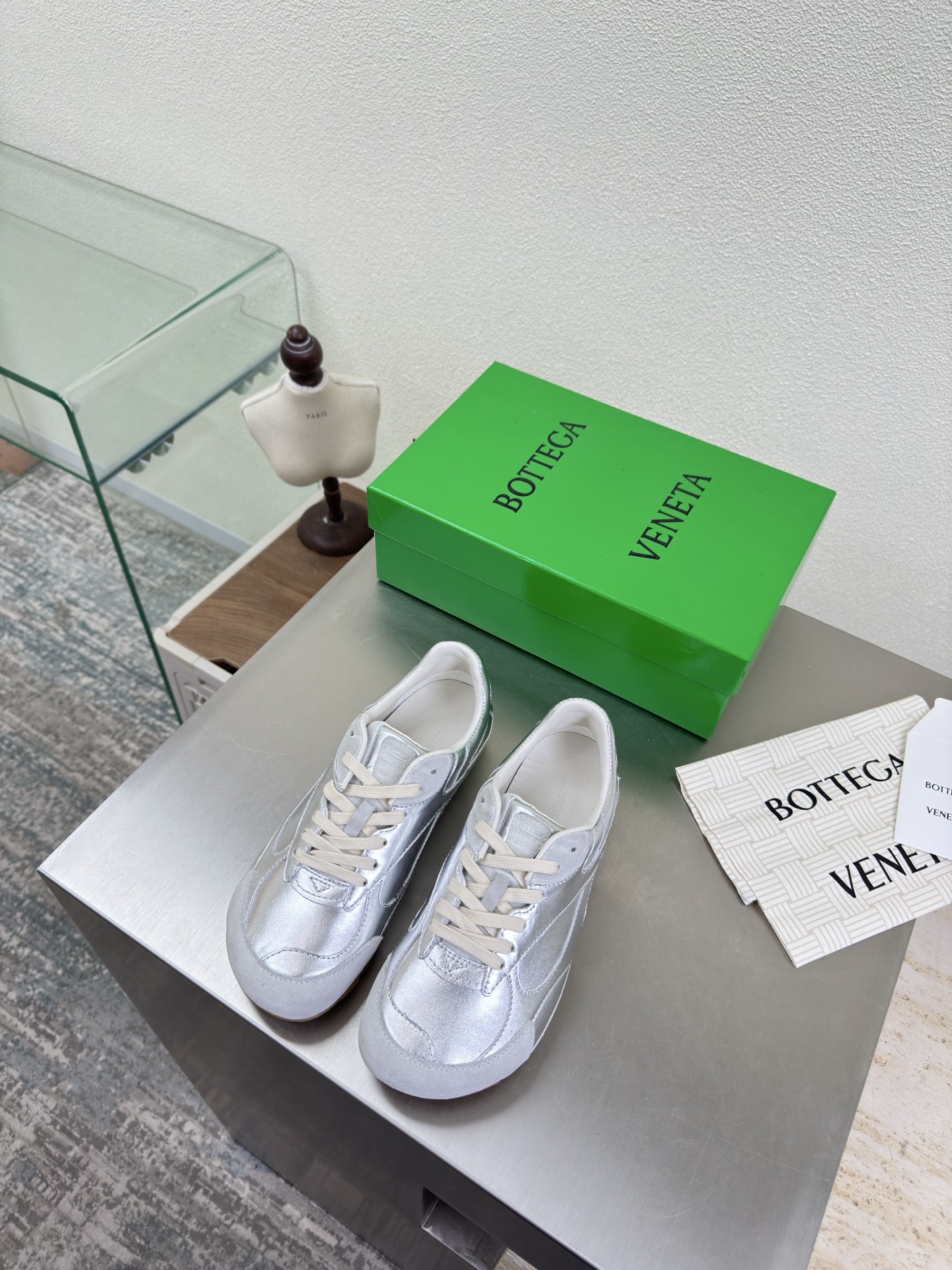 NO:651764,Silver BV Orbit Flash sneakers Couple style dad shoes Silver metallic sheepskin high silk suede leather Original shoes purchased Matching color Runner sneakers, lambskin lining with geometric pattern design TPU Rubber outsole Women's model Men's model 10 Wang Zha series High version Look for the package technology Matching version Still the legs look slim Very nice, durable to play and make Matching standard version Package shoe technology Look for the high version  The outsole adopts color matching TPU suction molding process. Outsole. Women's model 35 36 37 38 39 40 41 (customized in 40 41) Men's model 39 40 41 42 43 44 45. (Customized in size 45) (Customer logo can be accepted without refund and exchange price). Equipped with original packaging, casual shoes/sports shoes, bottega veneta, sneakers, sheepskin19860909银色 BV Orbit Flash 运动鞋 情侣款老爹鞋 银色金属羊皮高丝光牛反绒皮 原版鞋购入 对色 Runner运动鞋, 小羊皮内里 搭配几何图案设计TPU 橡胶外底 女款 男款10 王炸系列 高版本 认准套包工艺 对版  还是一样显腿细 非常nice 耐玩耐造 对标对版 套包鞋工艺 认准高版本  大底选用拼色TPU吸模工艺 大底 女款 35 36 37 38 39 40 41（40 41定制） 男款 39 40 41 42 43 44 45.(45码定制) (可承接客人logo不退换价优) 配置原版包装,休闲鞋/运动鞋,bottega veneta,sneakers,sheepskin,Women's Shoes