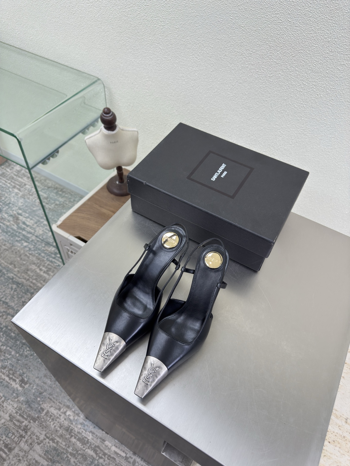 NO:651799,Ancient silver series Metal toe YSL 8cm Heel height Yvette Saint Laurent logo Exquisite high heels Black calfskin The poplar forest that understands women's hearts best Beautiful shoes with no dead ends Support the aura Calfskin material Noble temperament Imported sheepskin lining Fits the feet Comfortable Italian imported genuine leather outsole Size number 35 36 37 38 39 40 41 42 (40 41  42 orders) with counter packaging, high heels and sandals, saint laurent, saint laurent, saint laurent, sandals, high heels, cowhide, sheepskin, Leather soles19860909古银系列 金属头 YSL 8cm 跟高 Yvette Saint Laurent圣罗兰logo 精致高跟  黑色小牛皮 最懂女人心的杨树林 无死角的美鞋 撑起气场 小牛皮材质 气质高贵  进口羊皮内里 贴脚 舒适 意大利进口真皮大底  码数35 36 37 38 39 40 41 42（40 41 42订） 配专柜包装,高跟鞋凉鞋,saint laurent,saint laurent,saint laurent,sandals,high heels,cowhide,sheepskin,Leather soles,Women's Shoes