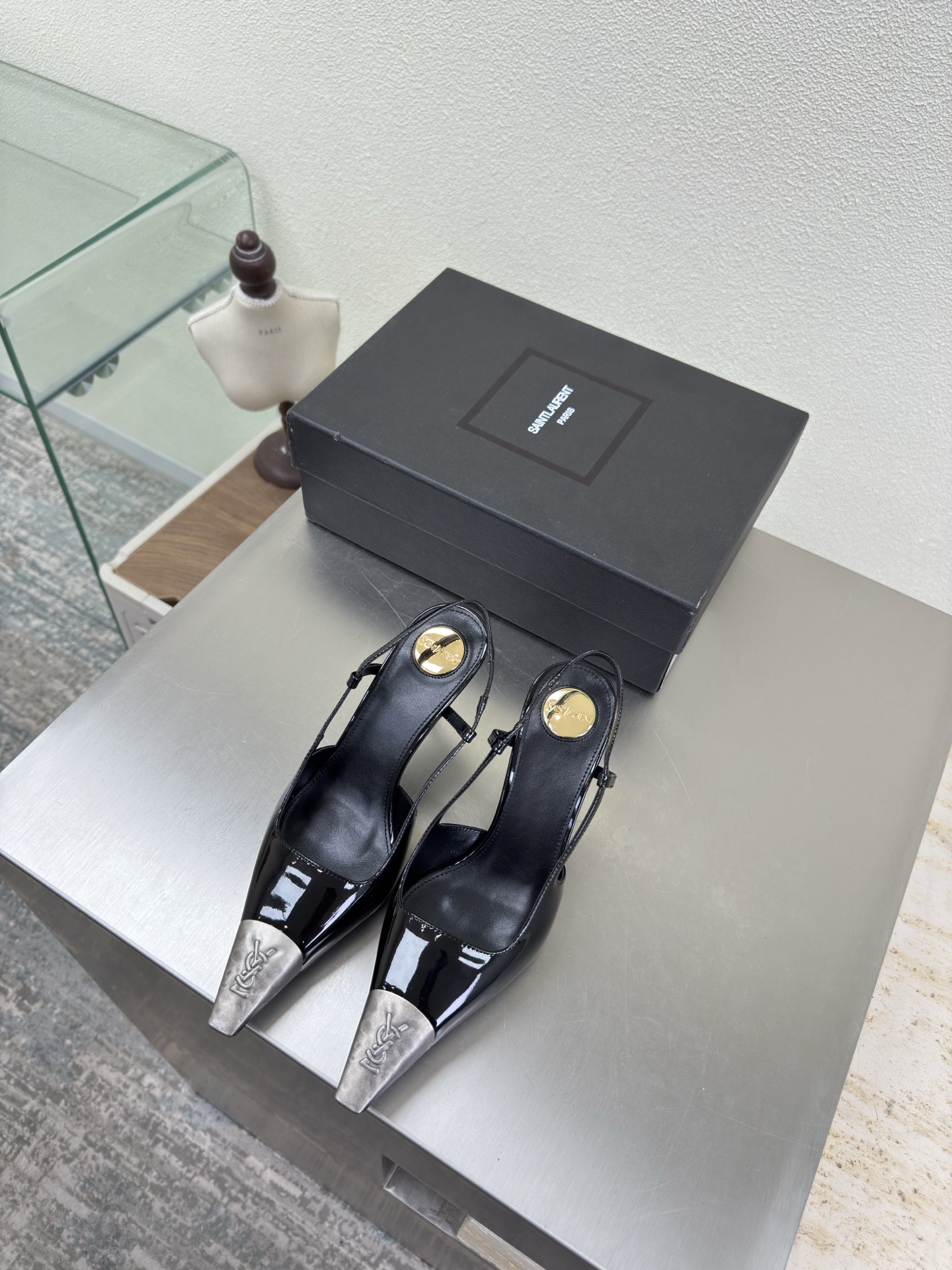 NO:651743,Antique silver series Metal toe YSL 8cm Heel height Yvette Saint Laurent Saint Laurent logo Exquisite high heels Black calf patent leather The poplar forest that understands women's hearts best Beautiful shoes with no dead ends Support the aura Calf patent leather Noble temperament Imported sheepskin lining Fits the feet Comfortable Italian imported genuine leather outsole Size 35 36 37 38 39 40 41 42 (40 41  42 orders) with counter packaging, high heels and sandals, saint laurent, saint laurent, saint laurent, sandals, high heels, sheepskin, Leather soles19860909古银系列 金属头 YSL 8cm 跟高 Yvette Saint Laurent圣罗兰logo 精致高跟  黑色小牛漆皮 最懂女人心的杨树林 无死角的美鞋 撑起气场 小牛漆皮 气质高贵  进口羊皮内里 贴脚 舒适 意大利进口真皮大底  码数35 36 37 38 39 40 41 42（40 41 42订） 配专柜包装,高跟鞋凉鞋,saint laurent,saint laurent,saint laurent,sandals,high heels,sheepskin,Leather soles,Women's Shoes