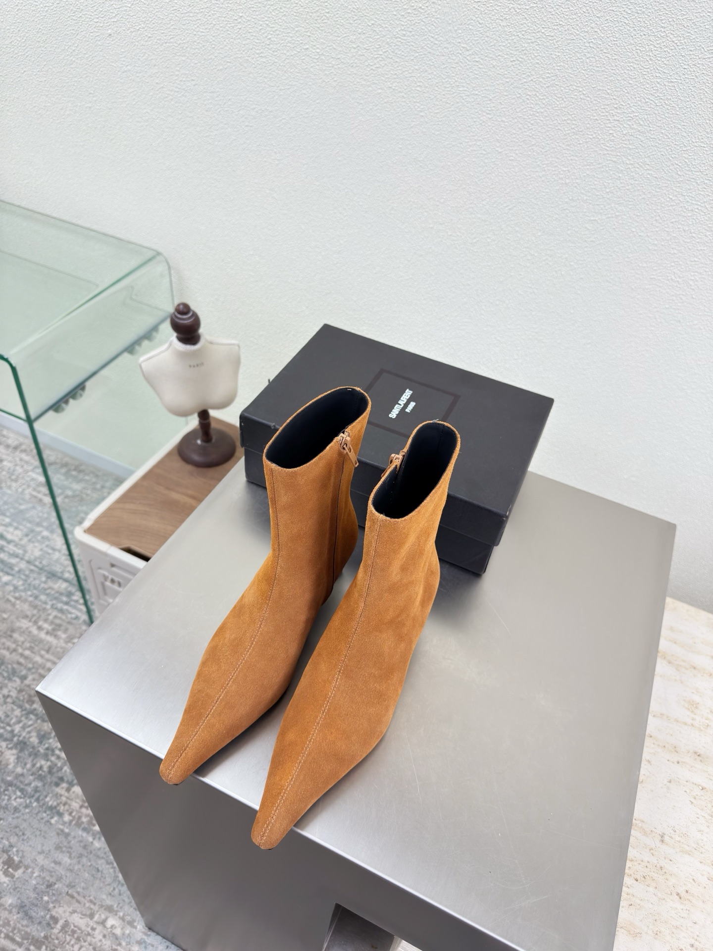 NO:651784,Contains metal logo YSL 4 cm Heel height Yvette Saint Laurent logo Exquisite high heels Brown cow suede Suede The poplar forest that understands women's hearts best Beautiful shoes with no dead ends Support aura Noble temperament Imported sheepskin lining Fits the feet Comfortable Italian imported genuine leather outsole Size 35 36 37 38 39 40 41 42 (order 40 41 42)  With counter packaging, boots, saint laurent, saint laurent, saint laurent, boots, sheepskin, chamois leather, Leather soles19860909内涵金属logo YSL 4 cm 跟高 Yvette Saint Laurent圣罗兰logo 精致高跟  棕色牛反绒 麂皮 最懂女人心的杨树林 无死角的美鞋 撑起气场 气质高贵  进口羊皮内里 贴脚 舒适 意大利进口真皮大底  码数35 36 37 38 39 40 41 42（40 41 42订） 配专柜包装,靴子,saint laurent,saint laurent,saint laurent,boots,sheepskin,chamois leather,Leather soles,Women's Shoes