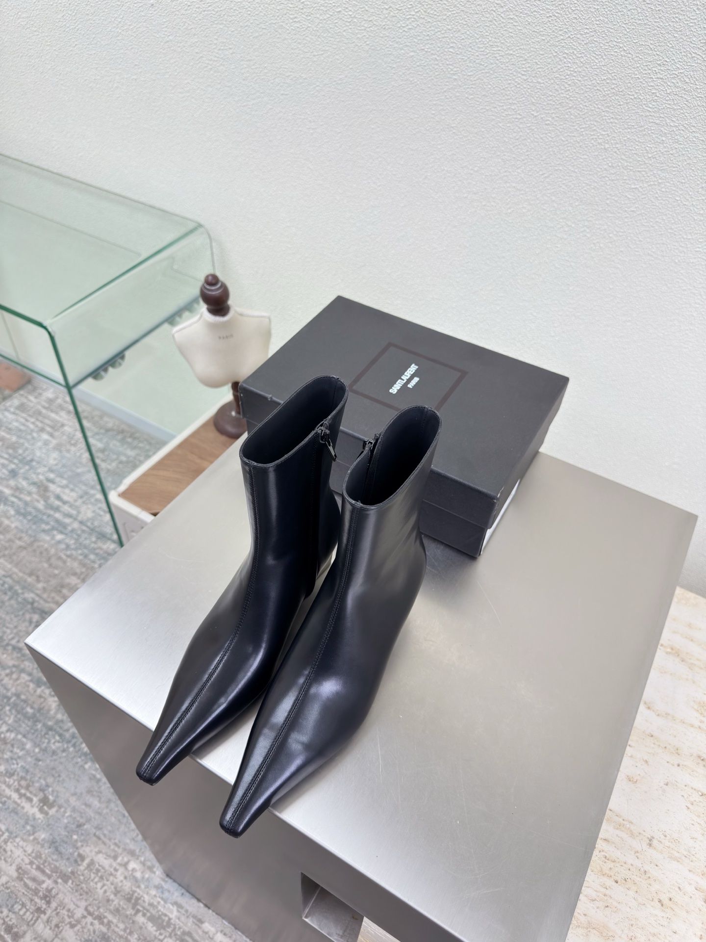 NO:651791,Contains metal logo YSL 4 cm Heel height Yvette Saint Laurent logo Exquisite high heels Black calfskin Suede The poplar forest that understands women's hearts best Beautiful shoes with no dead ends Support aura Noble temperament Imported sheepskin lining Fits the feet Comfortable Italian imported genuine leather outsole Size 35 36 37 38 39 40 41 42 (order 40 41 42)  With counter packaging, boots, saint laurent, saint laurent, saint laurent, boots, cowhide, sheepskin, chamois leather, Leather soles19860909内涵金属logo YSL 4 cm 跟高 Yvette Saint Laurent圣罗兰logo 精致高跟  黑色小牛皮 麂皮 最懂女人心的杨树林 无死角的美鞋 撑起气场 气质高贵  进口羊皮内里 贴脚 舒适 意大利进口真皮大底  码数35 36 37 38 39 40 41 42（40 41 42订） 配专柜包装,靴子,saint laurent,saint laurent,saint laurent,boots,cowhide,sheepskin,chamois leather,Leather soles,Women's Shoes