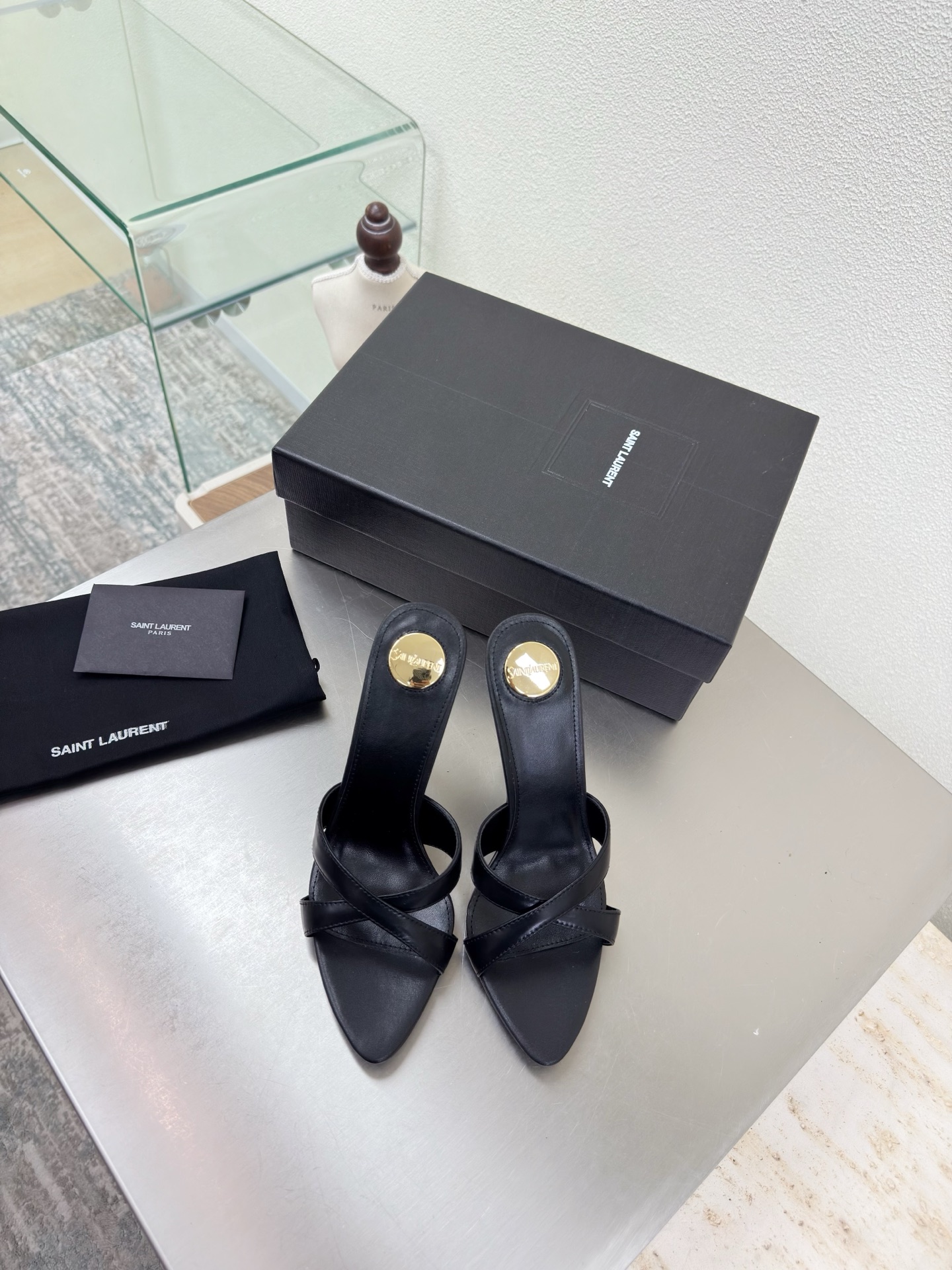 NO:651770,YSL minimalist high-heeled slippers 10.5 cm Heel height Yvette Saint Laurent Saint Laurent logo Exquisite high heels Black calfskin The poplar forest that understands women’s hearts best Beautiful shoes with no dead ends Support your aura Noble temperament Imported sheepskin lining Fits your feet Comfortable Italian imported genuine leather outsole Size 35 36 37 38 39 40 (order 40)  With counter packaging, high heels and slippers, saint laurent, saint laurent, saint laurent, high heels, slippers, cowhide, sheepskin, Leather soles19860909YSL 极简主义 高跟拖鞋 10.5 cm 跟高 Yvette Saint Laurent圣罗兰logo 精致高跟  黑色小牛皮 最懂女人心的杨树林 无死角的美鞋 撑起气场 气质高贵  进口羊皮内里 贴脚 舒适 意大利进口真皮大底  码数35 36 37 38 39 40（40 订） 配专柜包装,高跟鞋拖鞋,saint laurent,saint laurent,saint laurent,high heels,slippers,cowhide,sheepskin,Leather soles,Women's Shoes