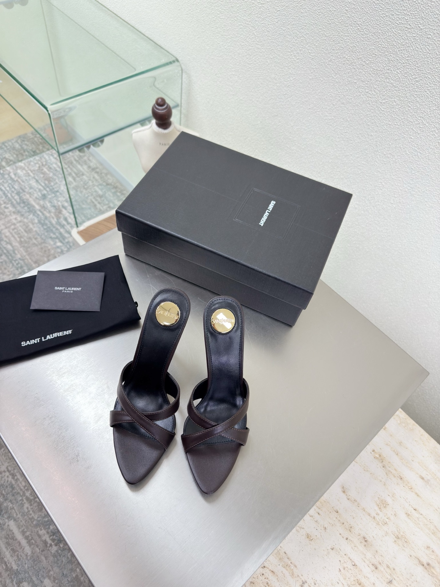 NO:651778,YSL minimalist high-heeled slippers 10.5 cm Heel height Yvette Saint Laurent Saint Laurent logo Exquisite high heels Brown calfskin The poplar forest that understands women's hearts best Beautiful shoes with no dead ends Support your aura Noble temperament Imported sheepskin lining Fits your feet Comfortable Italian imported genuine leather outsole Size 35 36 37 38 39 40 (order 40)  With counter packaging, high heels and slippers, saint laurent, saint laurent, saint laurent, high heels, slippers, cowhide, sheepskin, Leather soles19860909YSL 极简主义 高跟拖鞋 10.5 cm 跟高 Yvette Saint Laurent圣罗兰logo 精致高跟  咖啡色小牛皮 最懂女人心的杨树林 无死角的美鞋 撑起气场 气质高贵  进口羊皮内里 贴脚 舒适 意大利进口真皮大底  码数35 36 37 38 39 40（40 订） 配专柜包装,高跟鞋拖鞋,saint laurent,saint laurent,saint laurent,high heels,slippers,cowhide,sheepskin,Leather soles,Women's Shoes